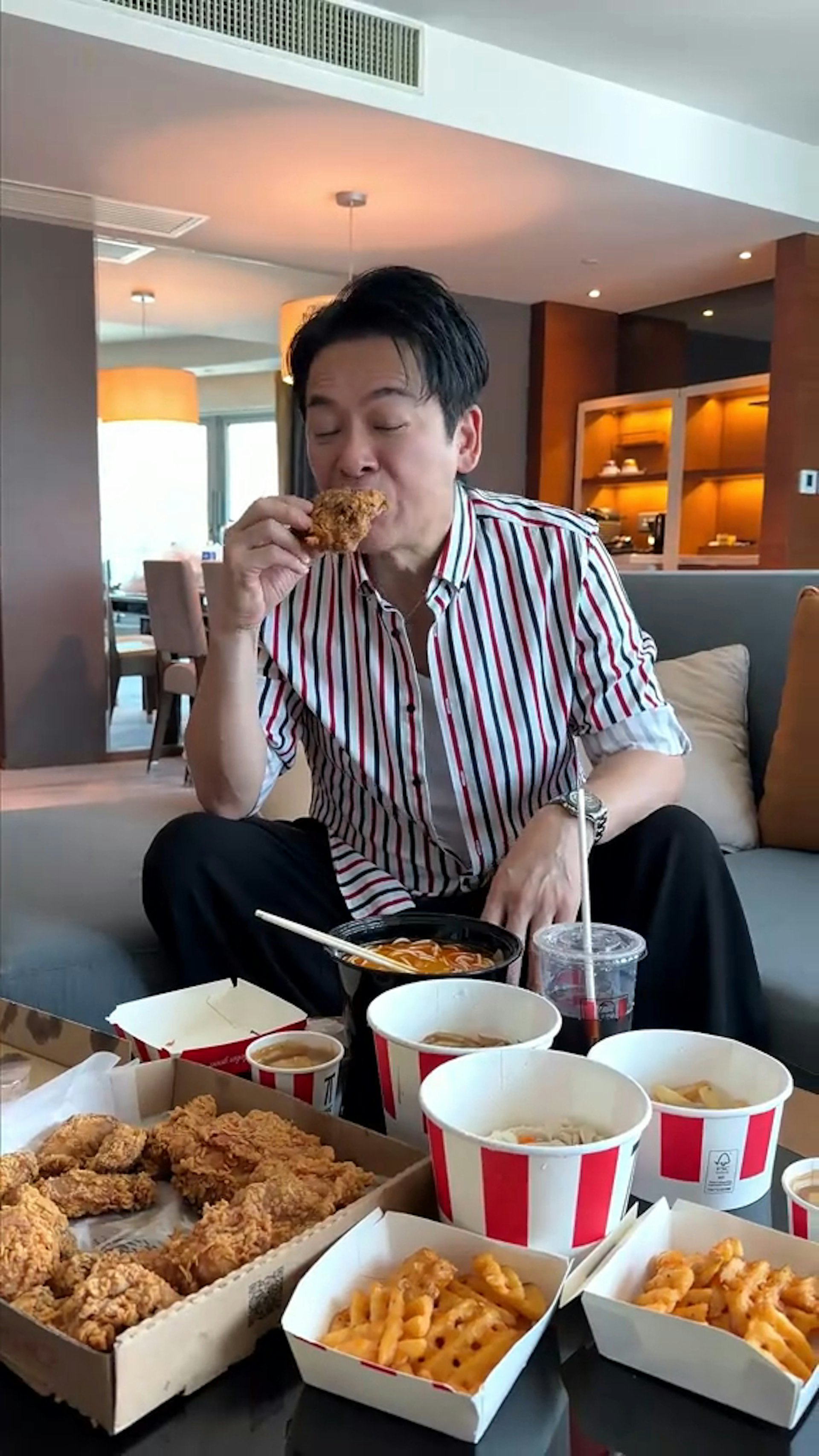 原來係sell佢直播。(片段截圖)