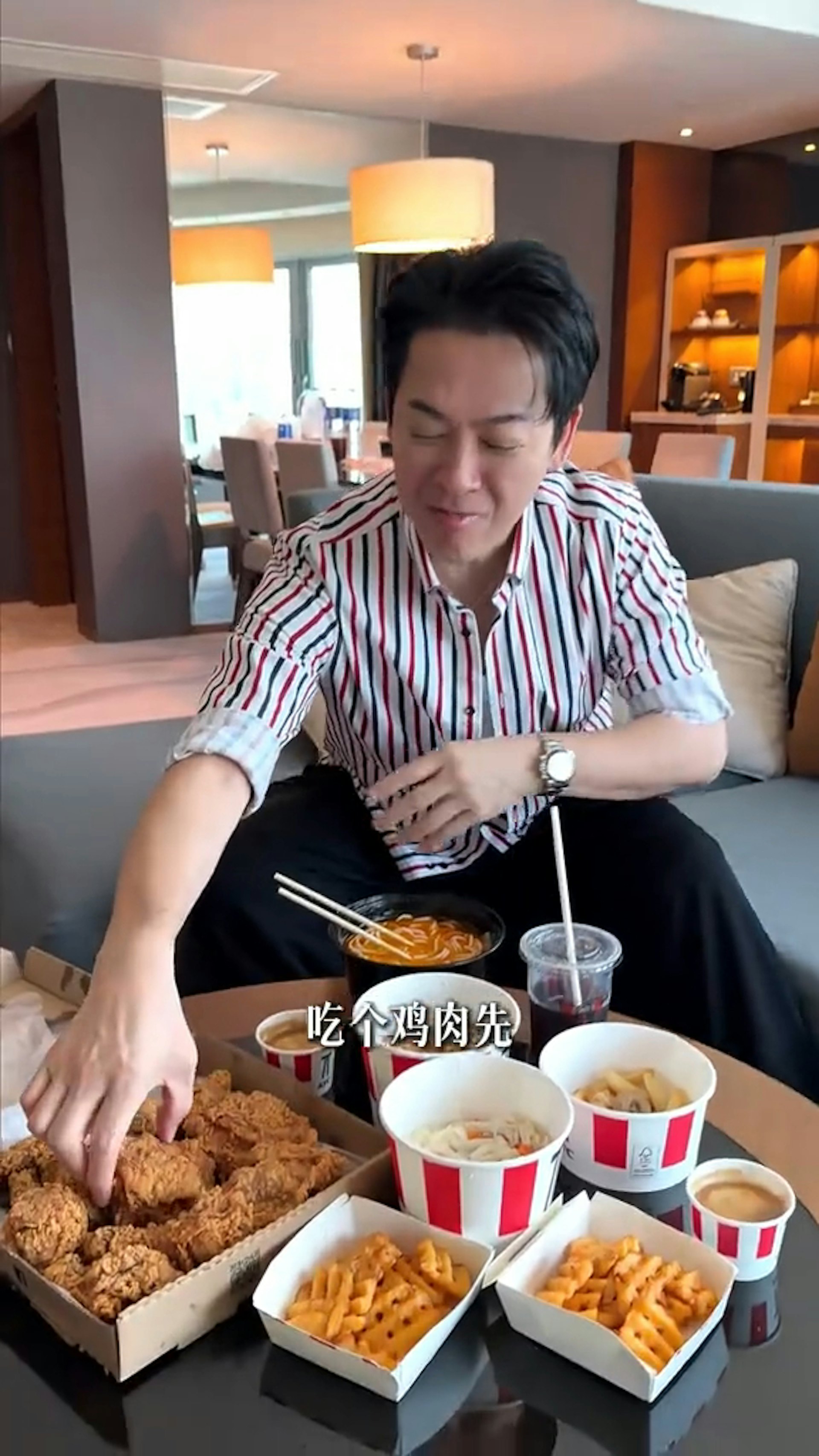 原來係sell佢直播。(片段截圖)
