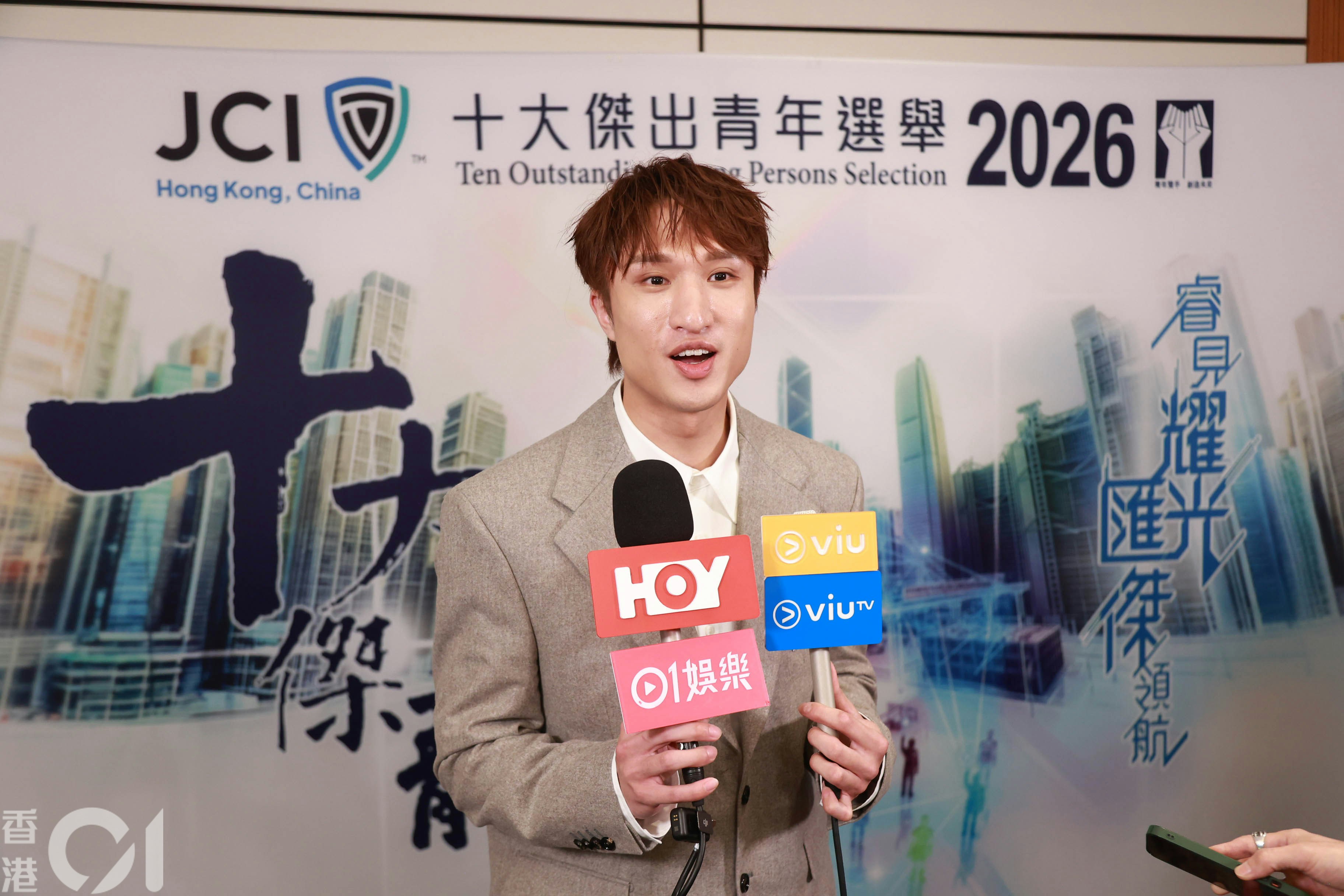 當被問到會否打算應網民所講去整形或「微調」時,蔡俊彥笑言如果能變得更靚仔,自己完全不介意嘗試:「其實而家21世紀,如果真係微調嗰啲都好正常,我未試過,但我係有紋過眉,我本身唔介意!如果有人話包靚嘅,我都想試吓打針。」