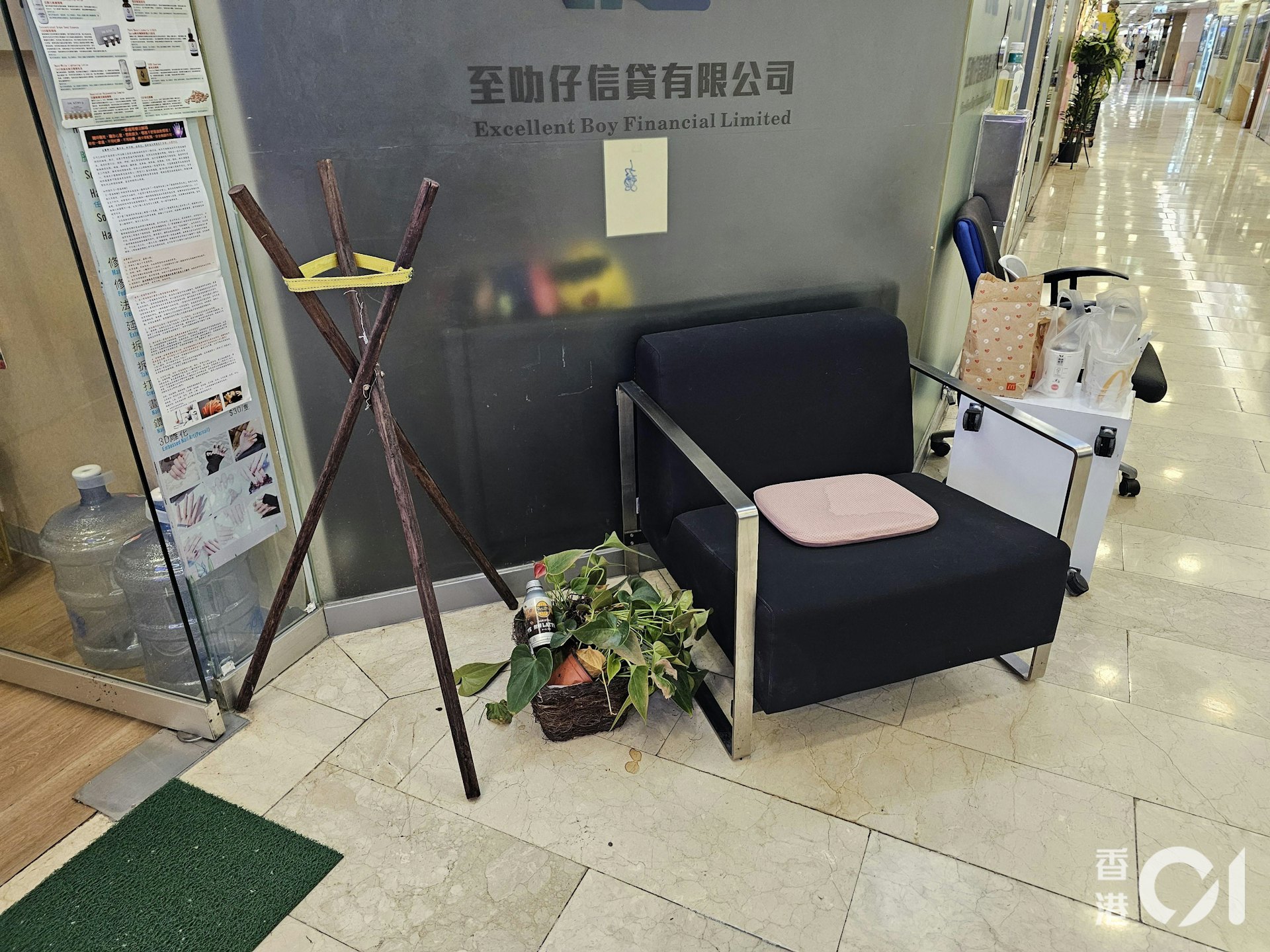 一張座椅被淋潑液體。