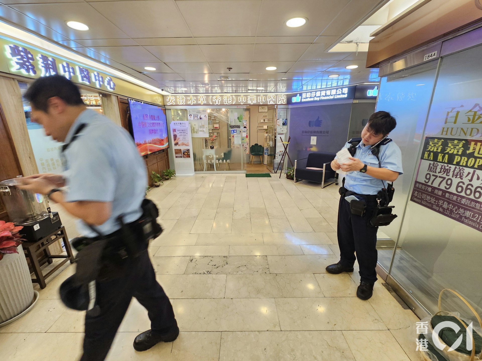 尖沙咀半島中心座椅遭淋不明液體,監控揭示三人深夜故意弄跌花盆 尖沙咀半島中心座椅遭淋不明液體,監控揭示三人深夜故意弄跌花盆