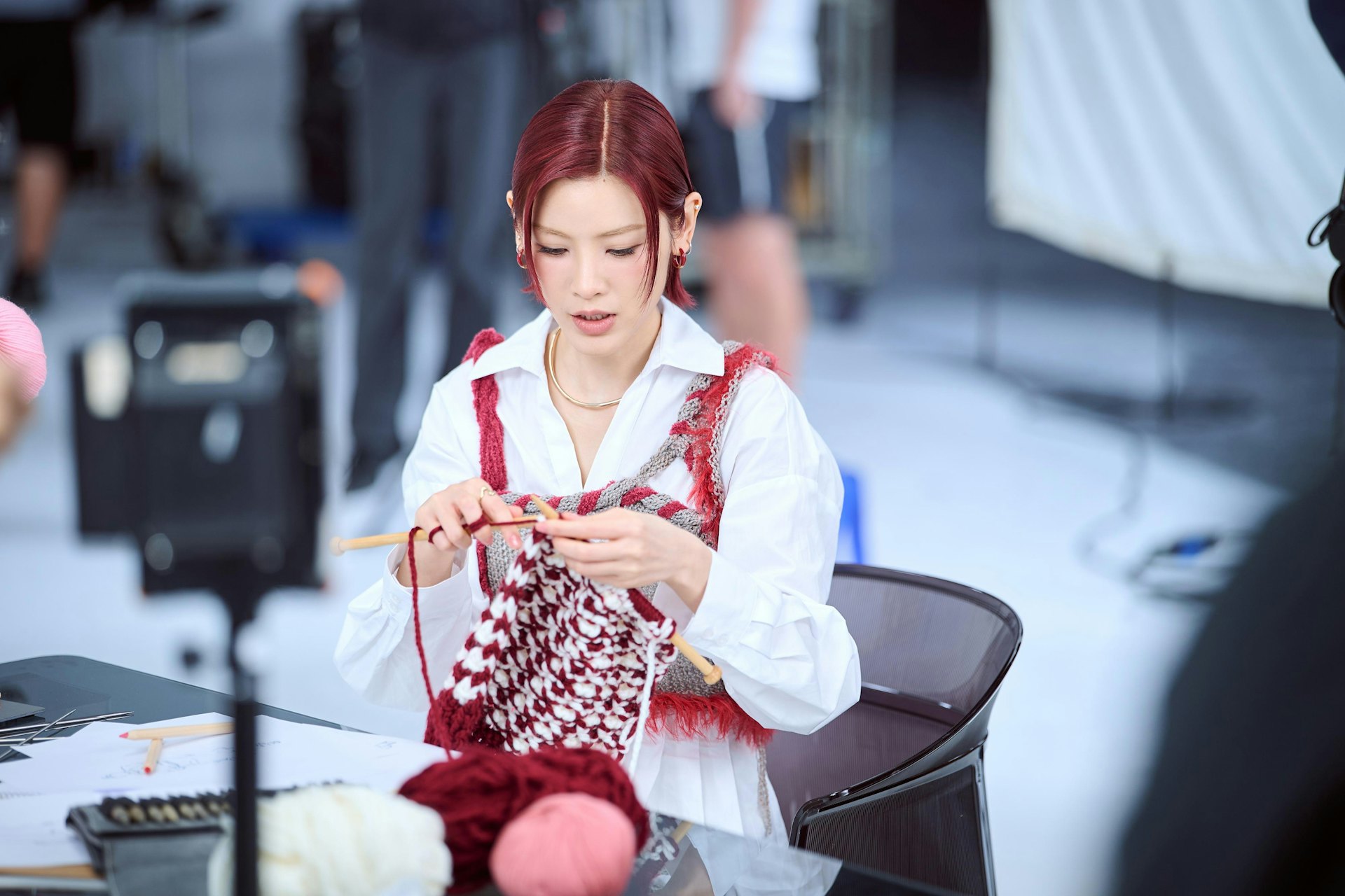 陳蕾於拍攝中展現其針織才藝。