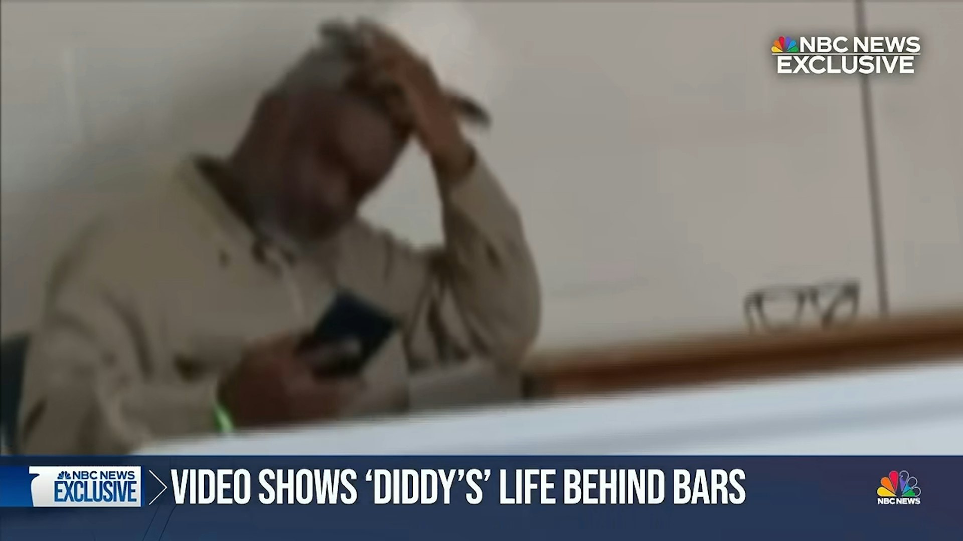 Diddy被拍得在監獄大膽玩電話。(NBC News YouTube片段截圖)