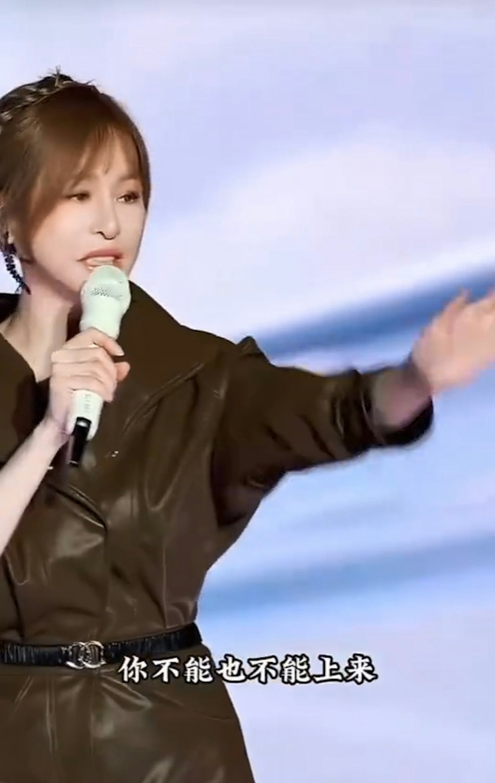 王心凌日前在演唱會上的一句話,意外讓外界知悉,原來在內地舉辦演唱會,歌手不能隨意下舞台,未經報批人員也不能上台。(微博@張會長說財經)