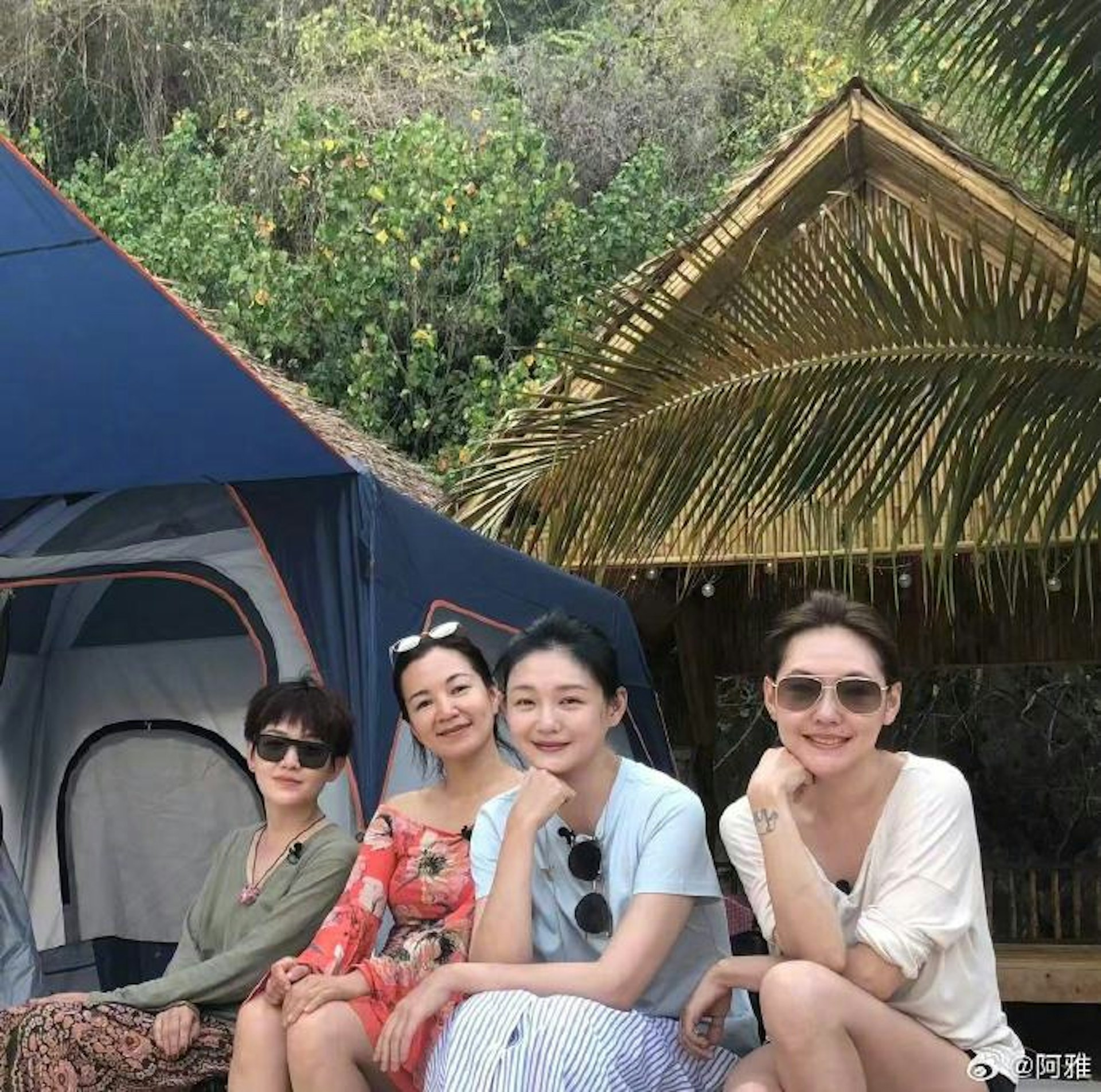 大S見情侶在路邊打架毫不猶豫停下腳步,即便對方看起來不好惹,仍立刻掏出電話報警。(微博@阿雅)