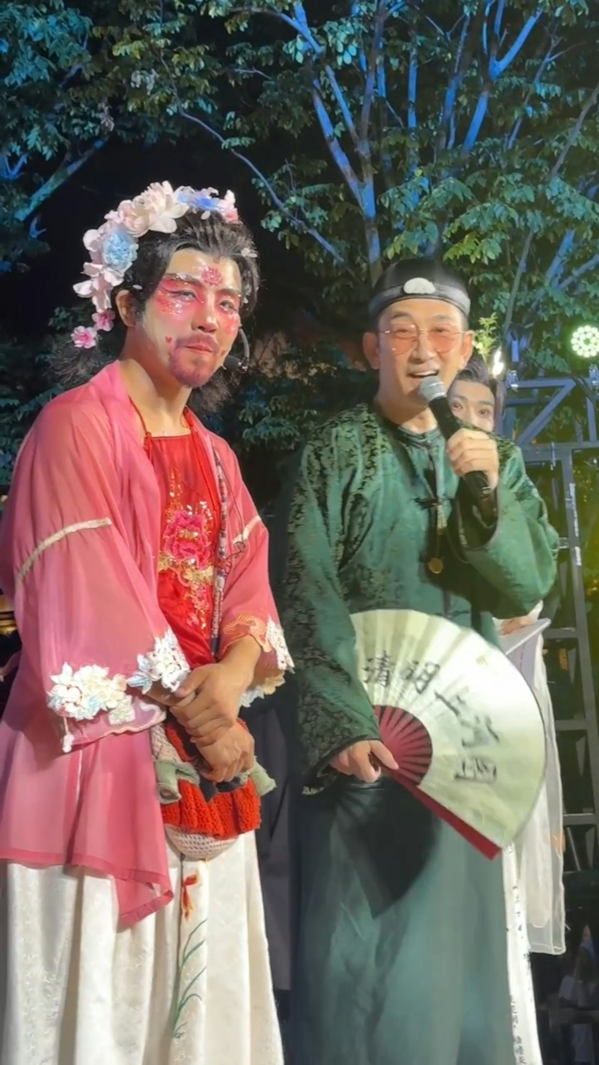 有大批網民讚吳啟華的樣貌及身形都保養得宜,儘管復刻22年前的「方唐鏡」經典造型都沒有什麼大分別。(小紅書)