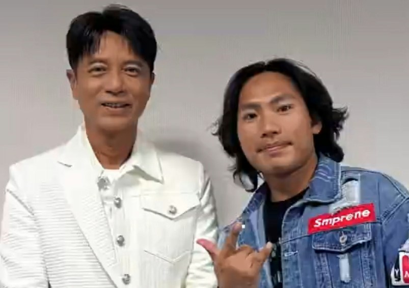 演出結束後,李克勤專程找到侯浪擁抱致謝,發現二人早在16年前已有一面之緣並曾合照。