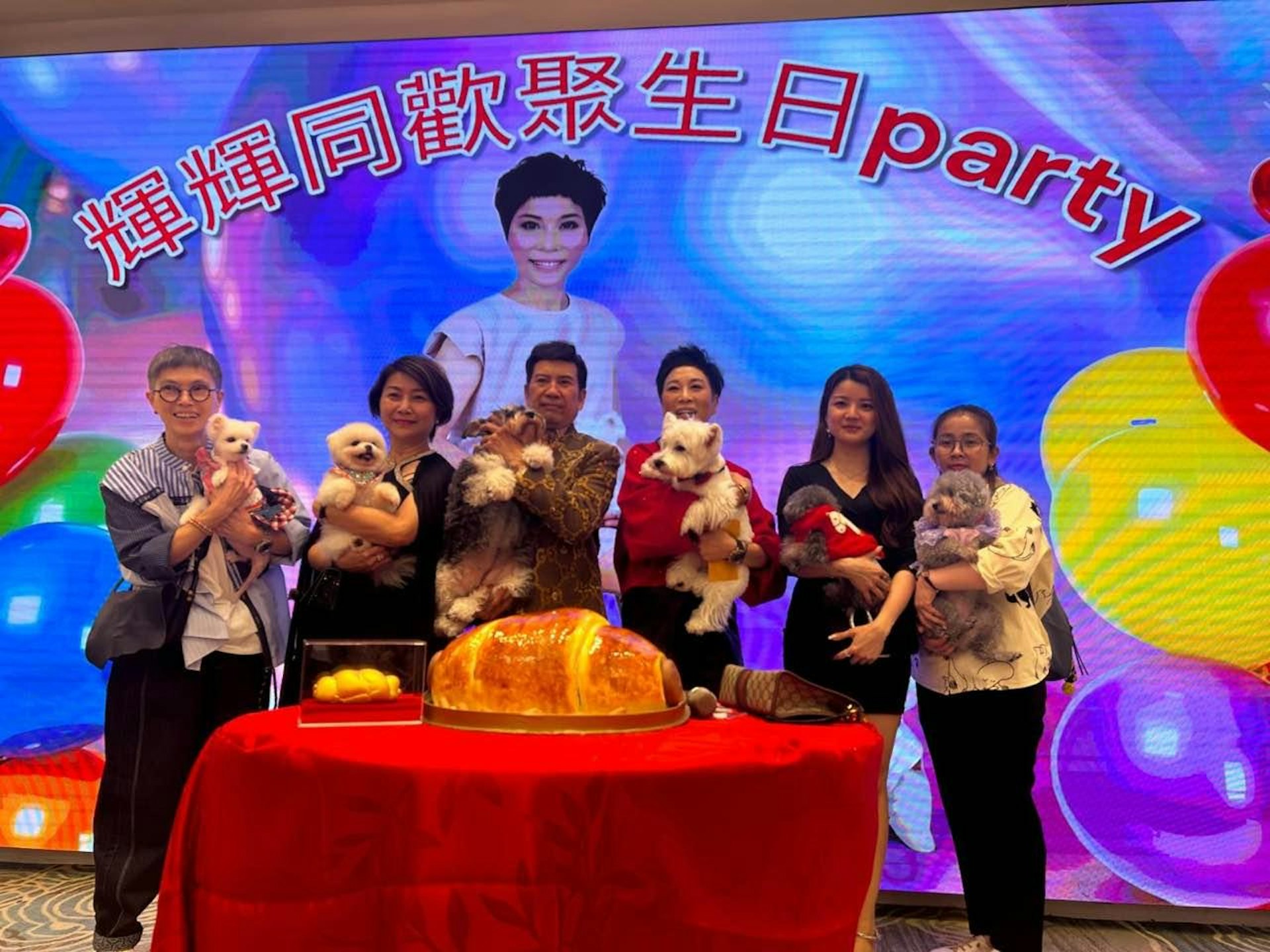 卫骏辉生日喜逢师父朱庆祥99寿辰,徒弟定制肠仔包蛋糕暖心贺寿 卫骏辉生日喜逢师父朱庆祥99寿辰,徒弟定制肠仔包蛋糕暖心贺寿