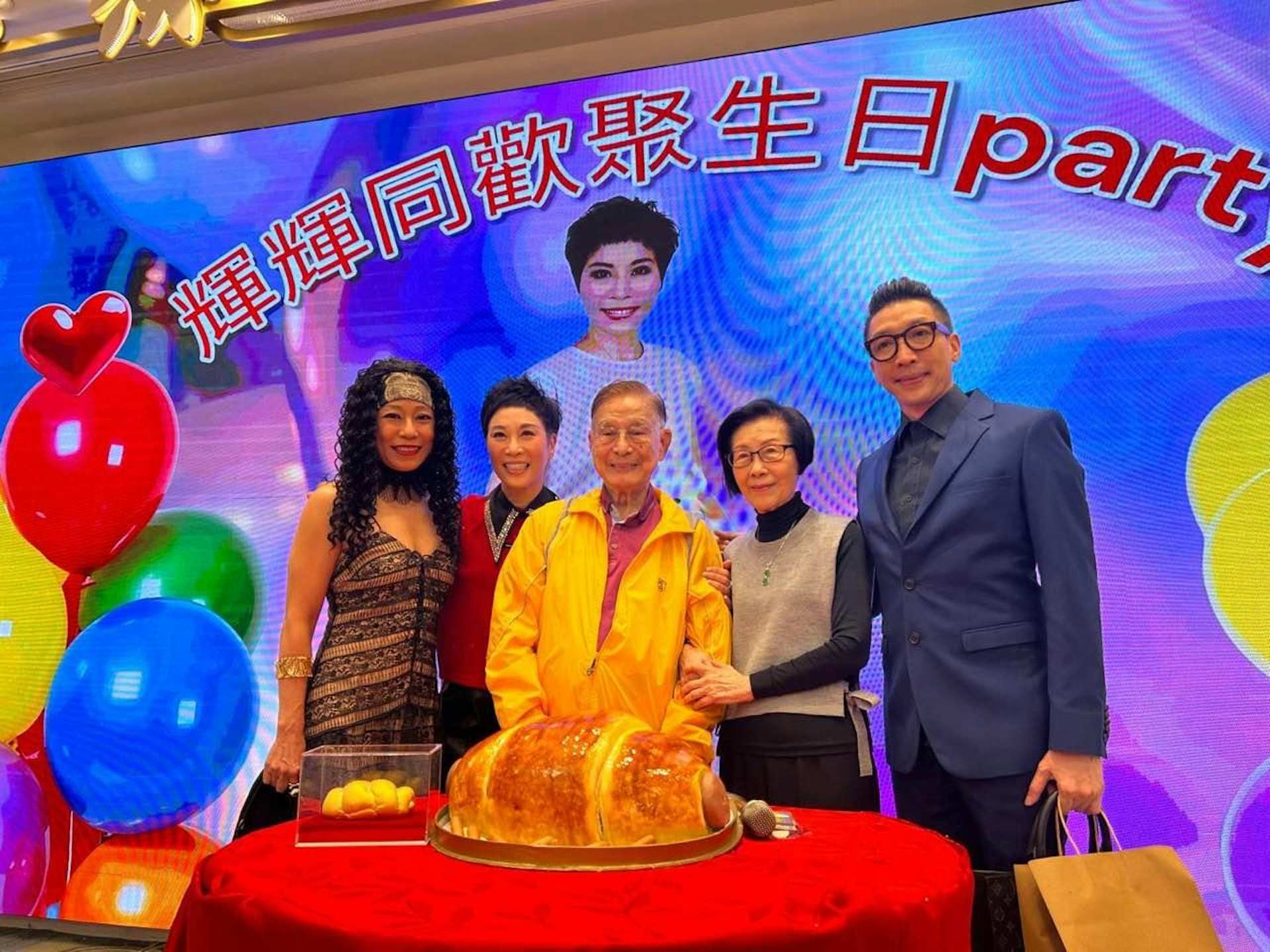 衛駿輝特邀朱慶祥老師一同慶祝。