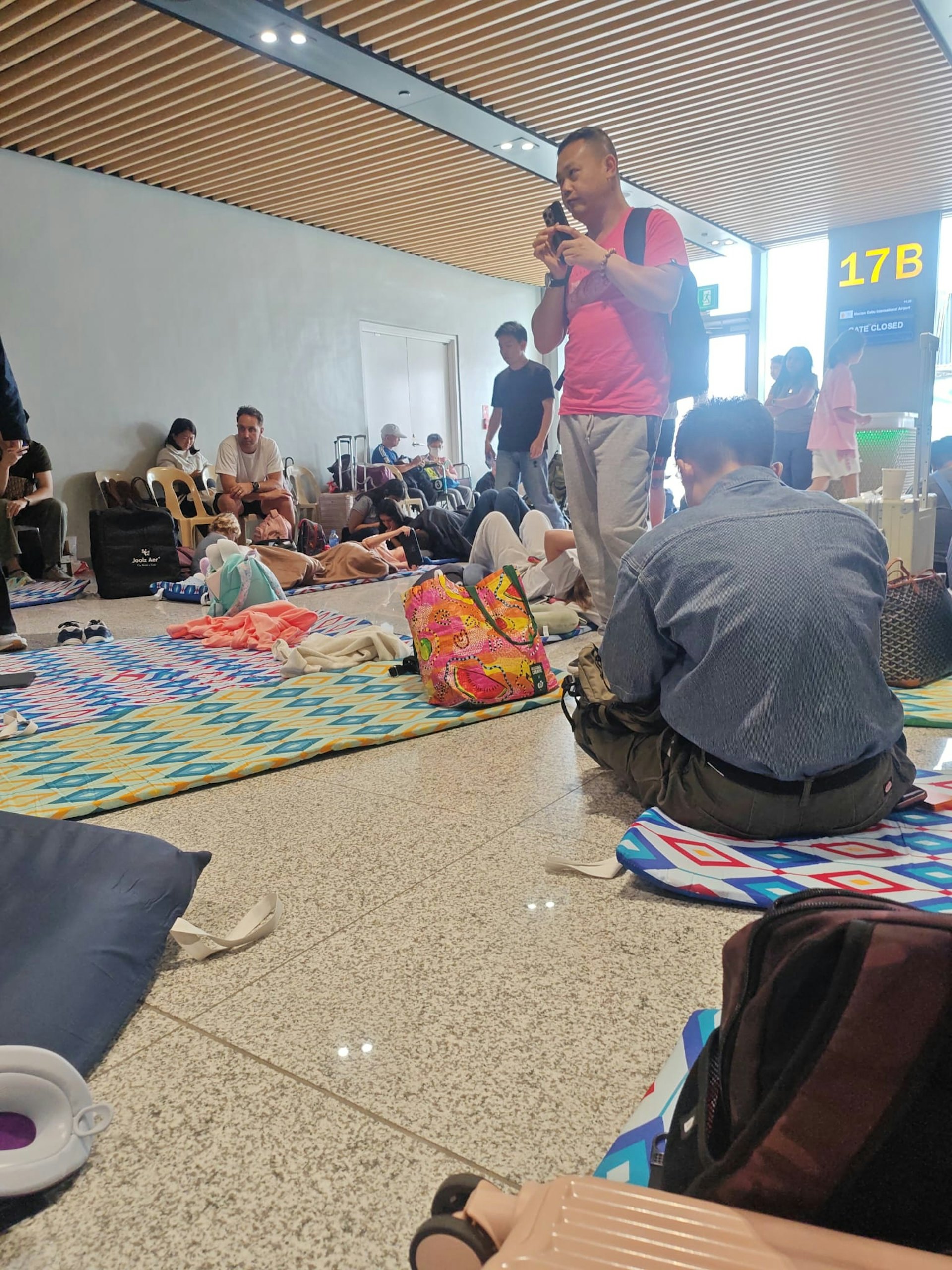 乘客黃先生向《香港01》表示,昨晚10時許在香港乘坐香港航空航班HX017前往澳洲悉尼,航班於今日凌晨時份急降菲律賓宿霧國際機場(CEB) ,圖為他與其他乘客留於機場。