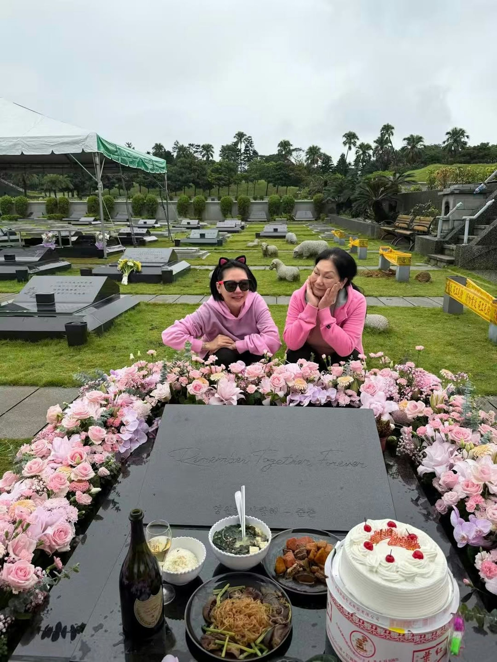 小S發文:「今天是我姐48歲的生日,當然要來幫她慶生,帶了她最愛的香檳、蛋糕,坐在她旁邊,又哭又笑的聊著我們的故事,以及我們有多想她!」(IG@elephantdee)
