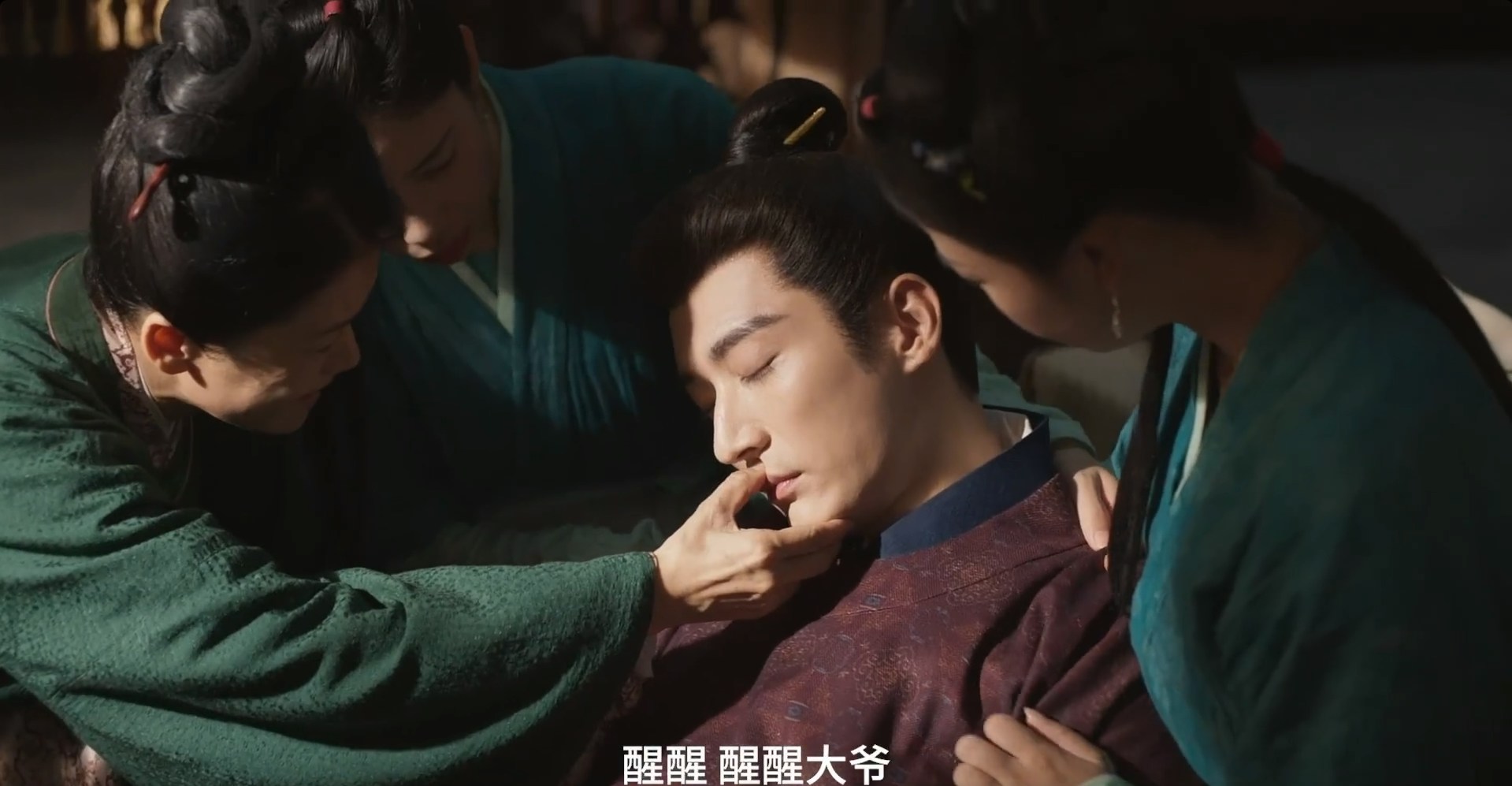 劇中由譚松韻飾演的許蘭香賣力生產,飾演丈夫林錦岐的劉學義在產床旁關切,危急關頭竟緊張到渾身冒冷汗甚至暈厥。(《蘭香如故》預告片截圖)