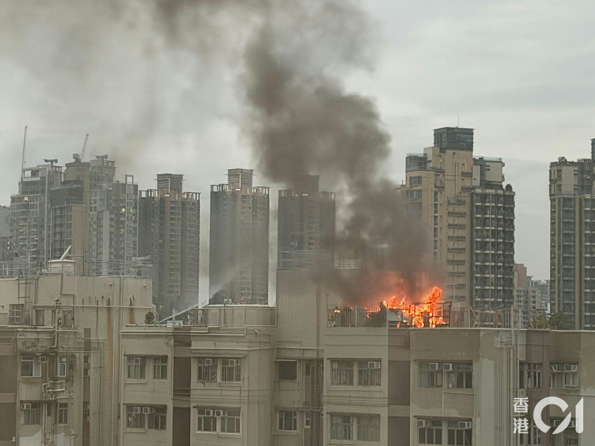 奶路臣街有大廈天台著火。