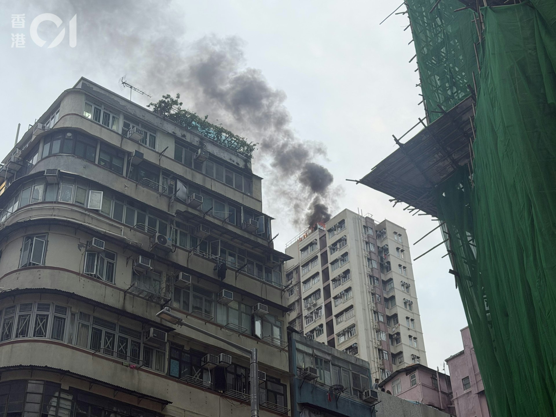 旺角有大廈天台起大火。
