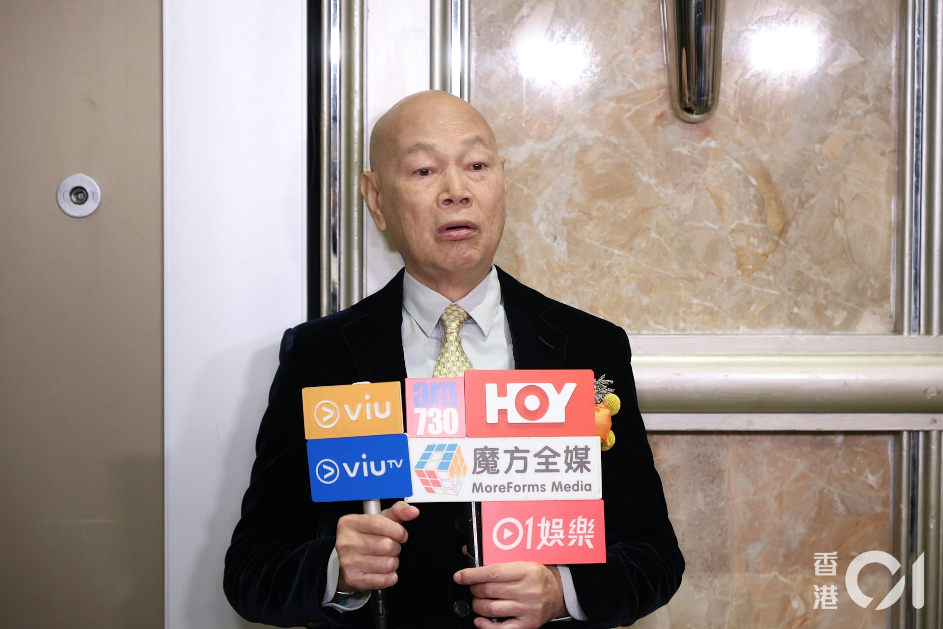 羅家英透露逾20年未見過汪明荃黑絲性感造型。