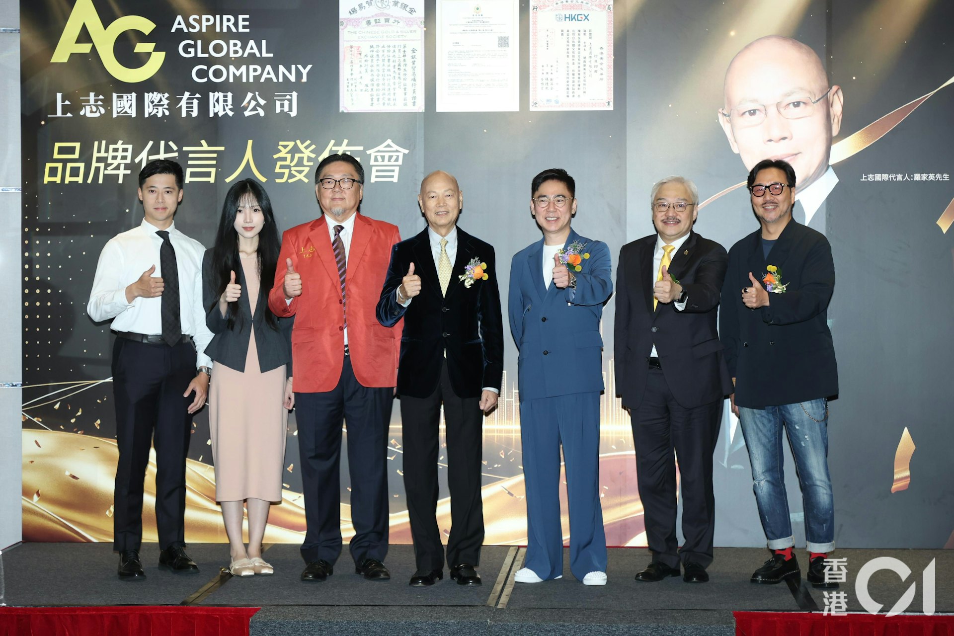 汪明荃黑丝造型惊艳全场,罗家英幽默回应:全靠衣服显瘦 汪明荃黑丝造型惊艳全场,罗家英幽默回应:全靠衣服显瘦