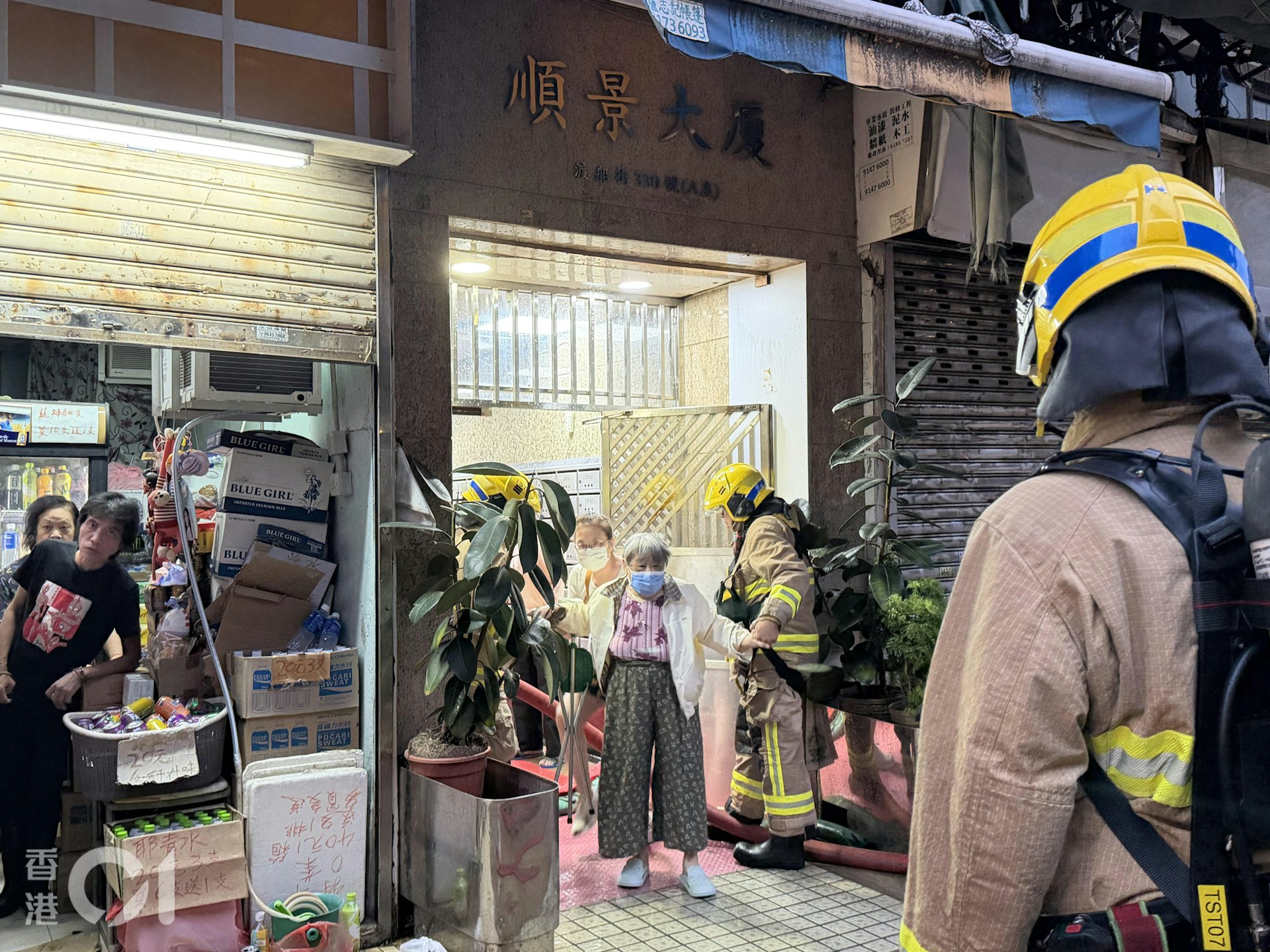 旺角奶路臣街順景大廈天台發生大火,大批消防到場灌救,有住戶疏散到街上。