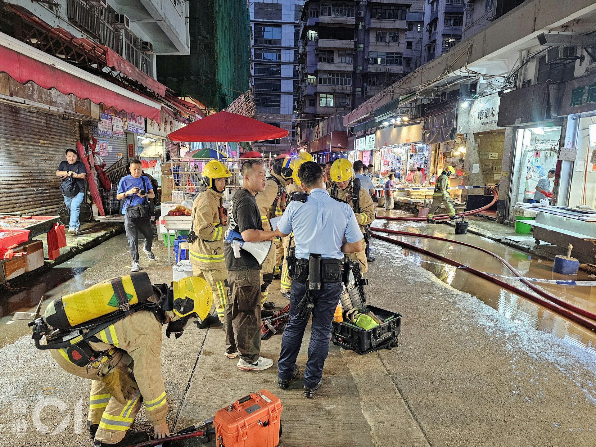 旺角奶路臣街順景大廈天台發生大火,大批消防到場灌救。