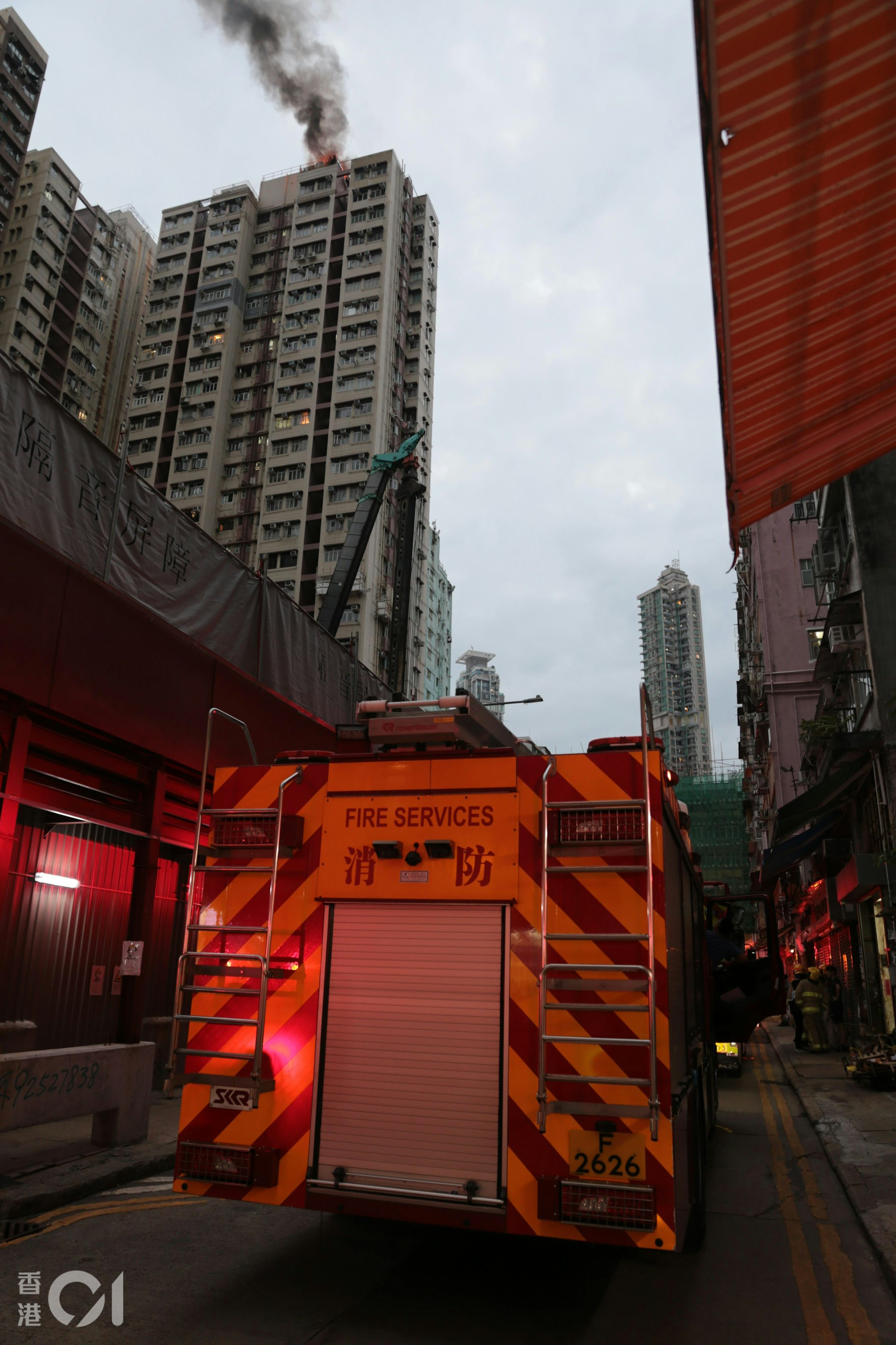 旺角奶路臣街順景大廈天台發生大火,大批消防到場灌救。