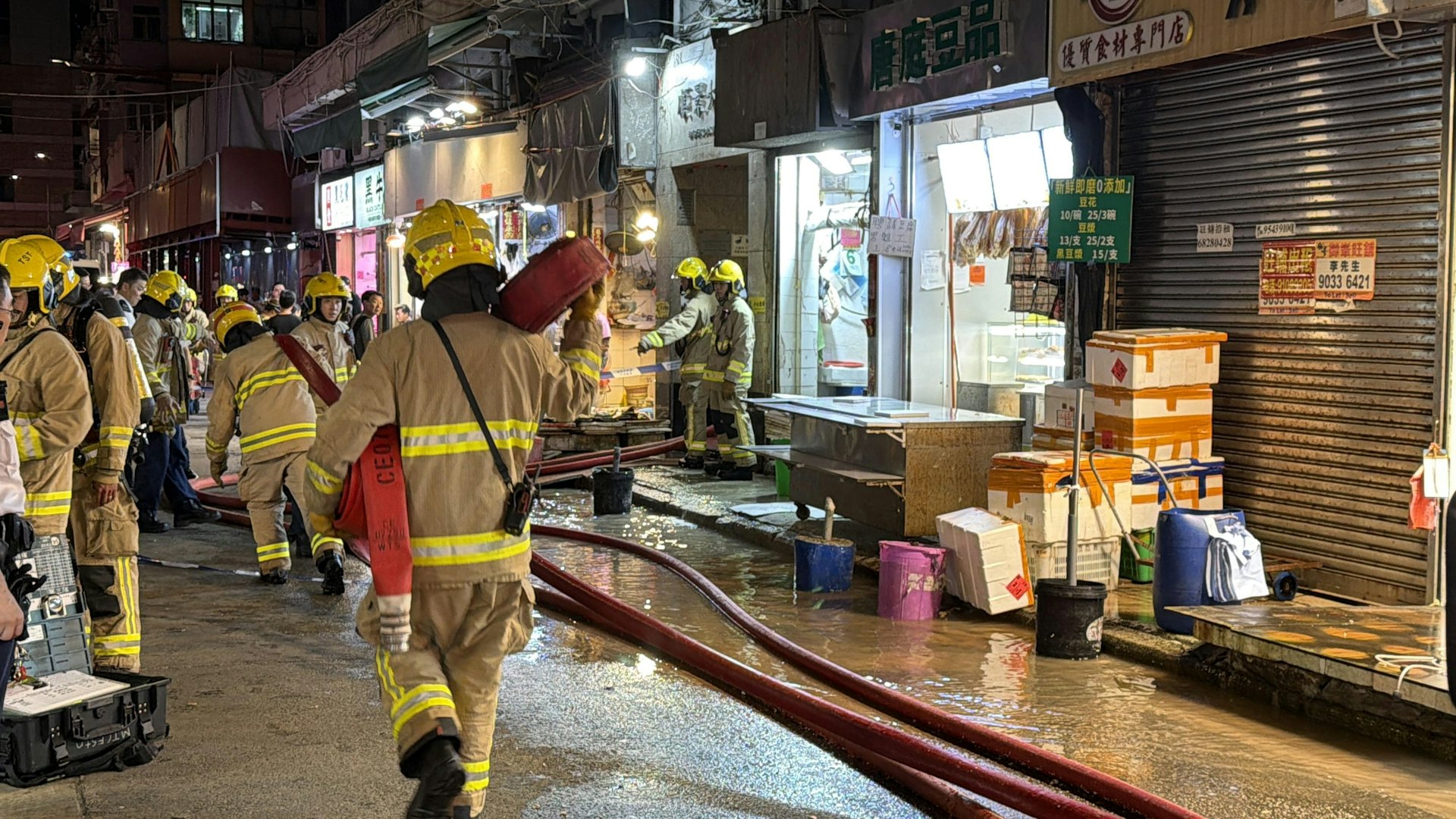 旺角奶路臣街順景大廈天台發生大火,大批消防到場灌救。