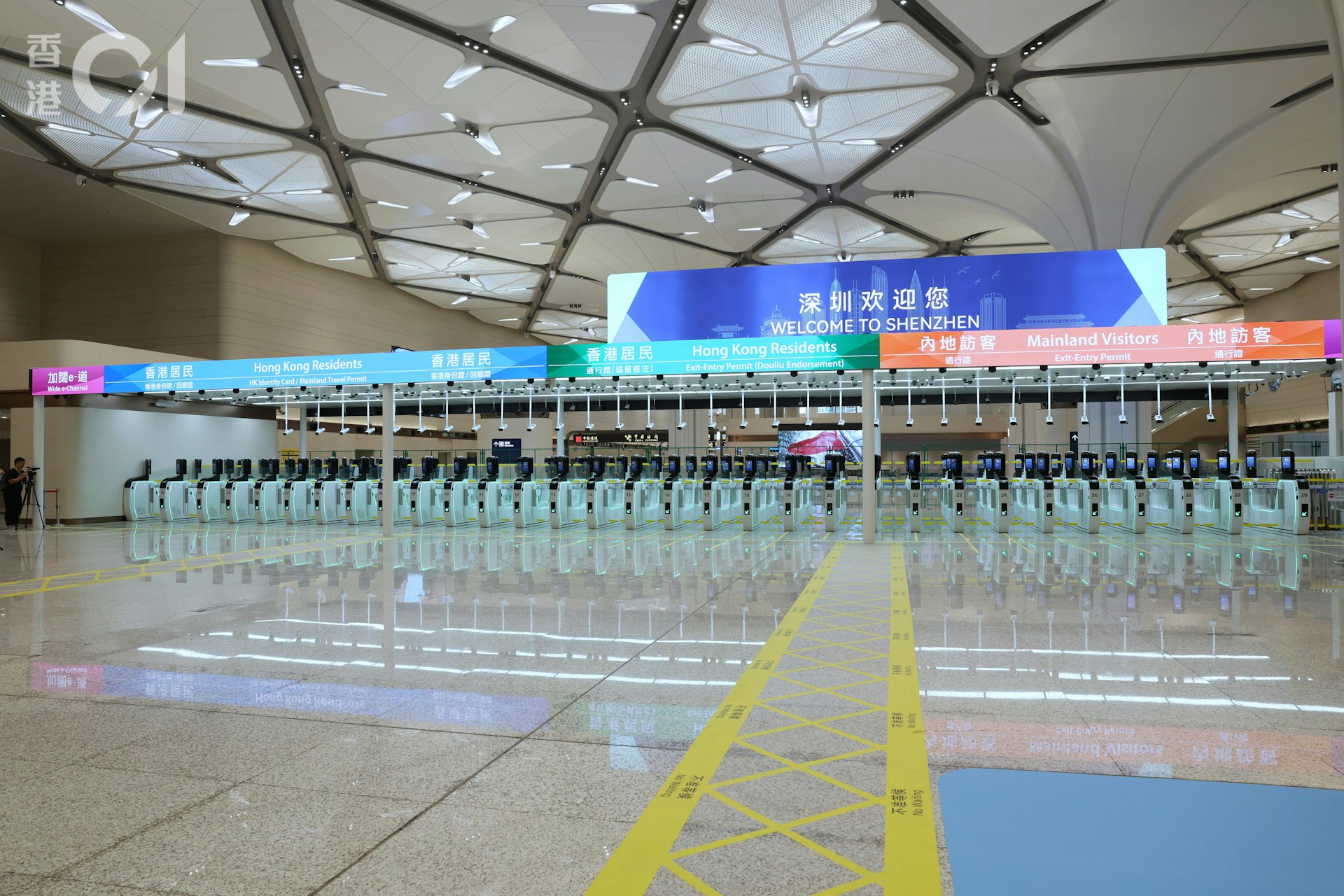 入境處今日公布,合資格的香港居民可於即日起透過「香港e-道」應用程式,登記使用「合作查驗」自助通道。