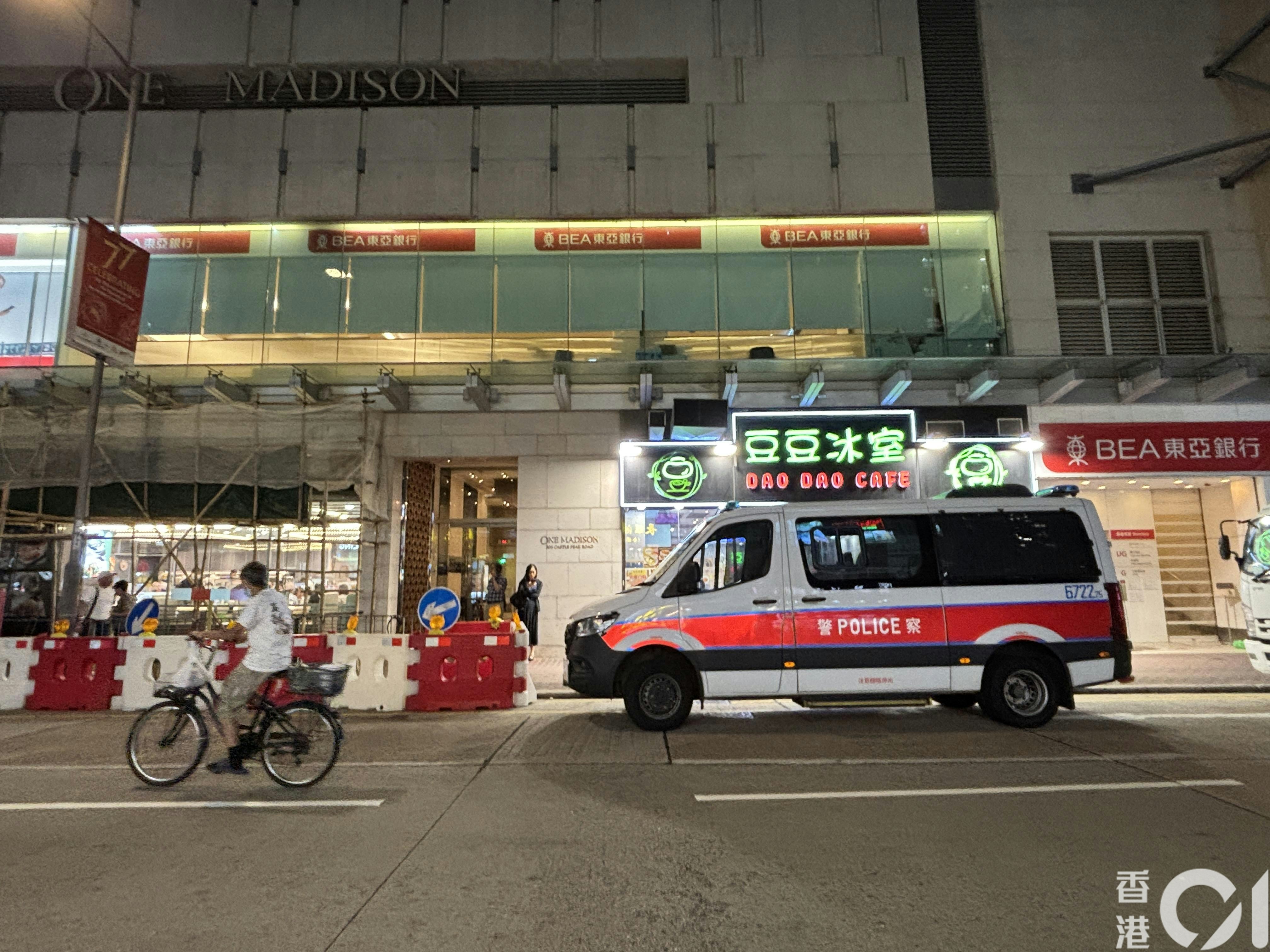 長沙灣青山道305號住宅大廈「One Madison」一單位傳出異味,救援人員到場證實一名老翁明顯死亡,一名老婦被送院救治。