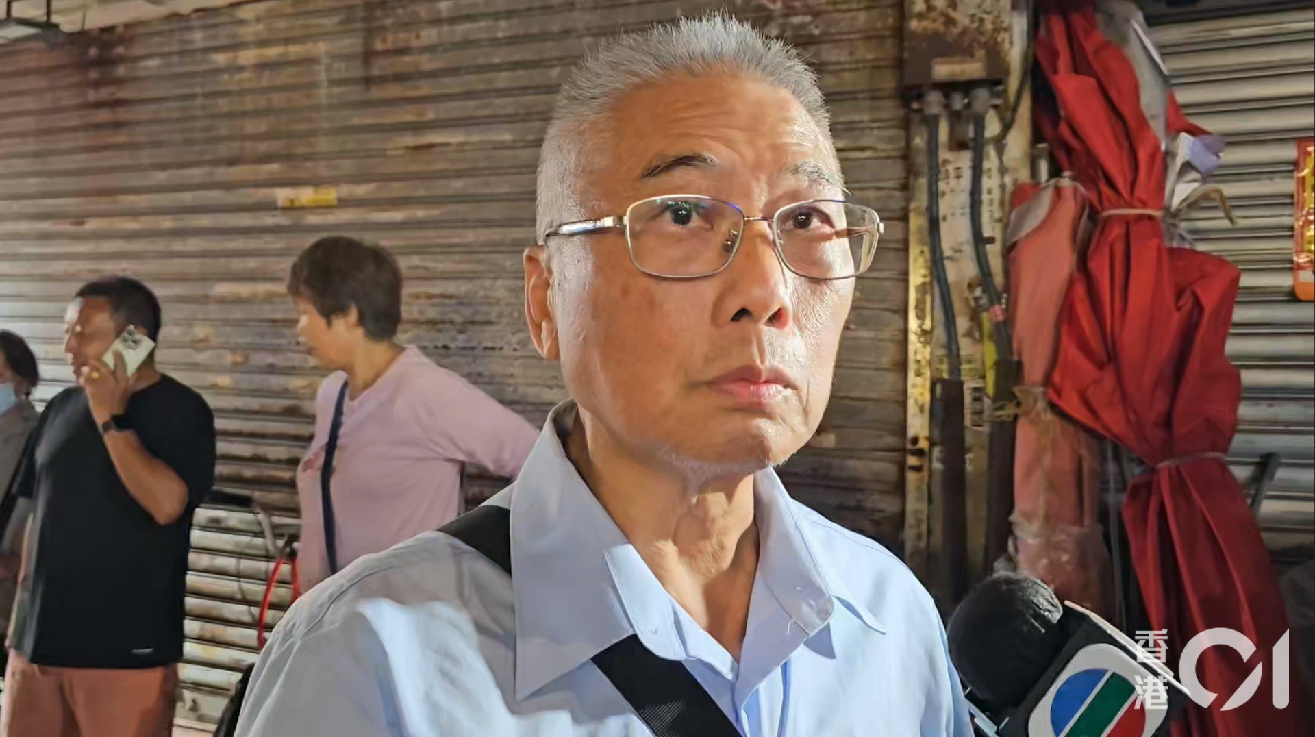 旺角大厦天台突发火灾:尽责保安逐户敲门疏散居民,行动不便者获嘱留家暂避 旺角大厦天台突发火灾:尽责保安逐户敲门疏散居民,行动不便者获嘱留家暂避