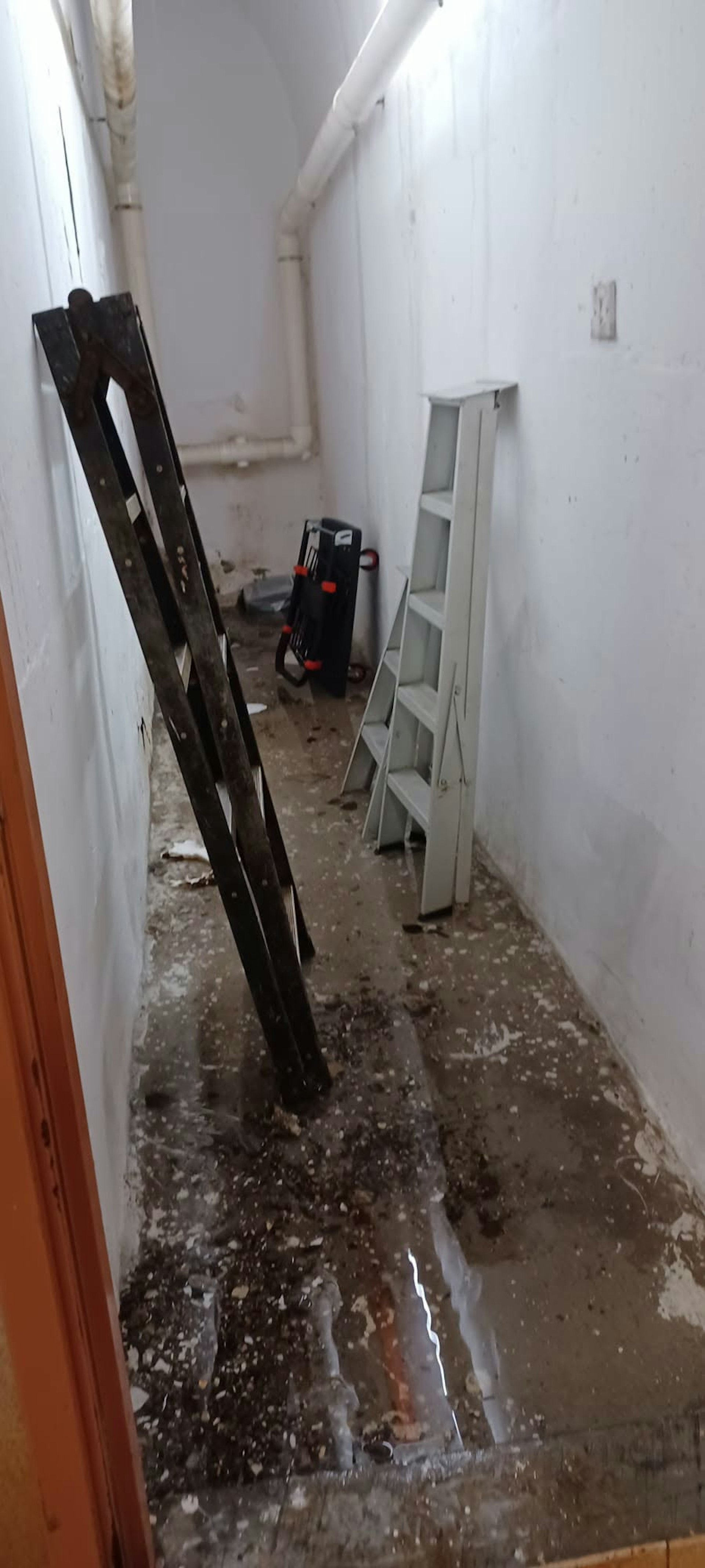 )廣智樓地下水喉房有喉管突然漏水。(Facebook 羅曉楓Lo Hiu Fung)