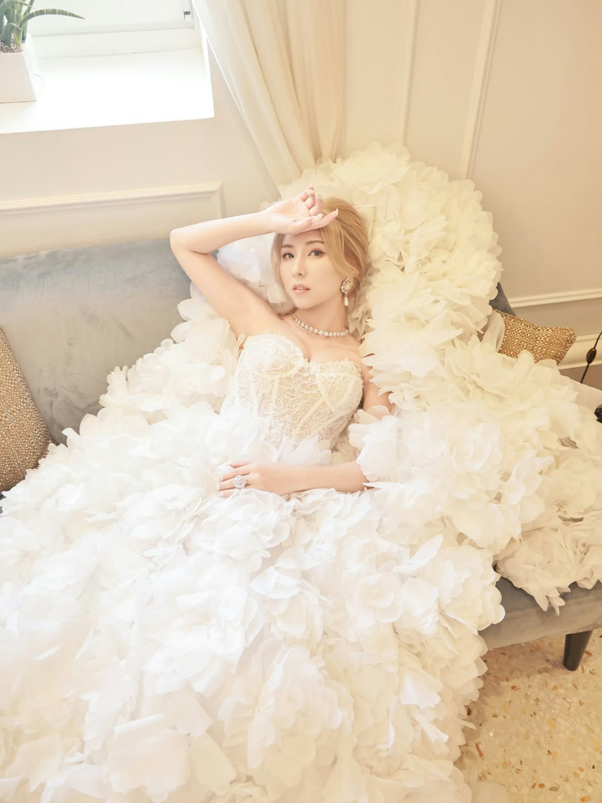 譚嘉儀穿性感高貴婚紗。(ig@kayeepo)