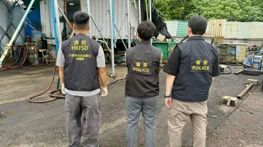 警反黑組聯消防破上水「鬼油站」 檢2200升柴油 檢控70歲黑幫翁