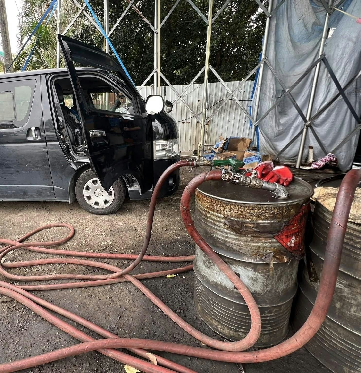 上水馬適路鬼油站被搗破 檢2200公升柴油