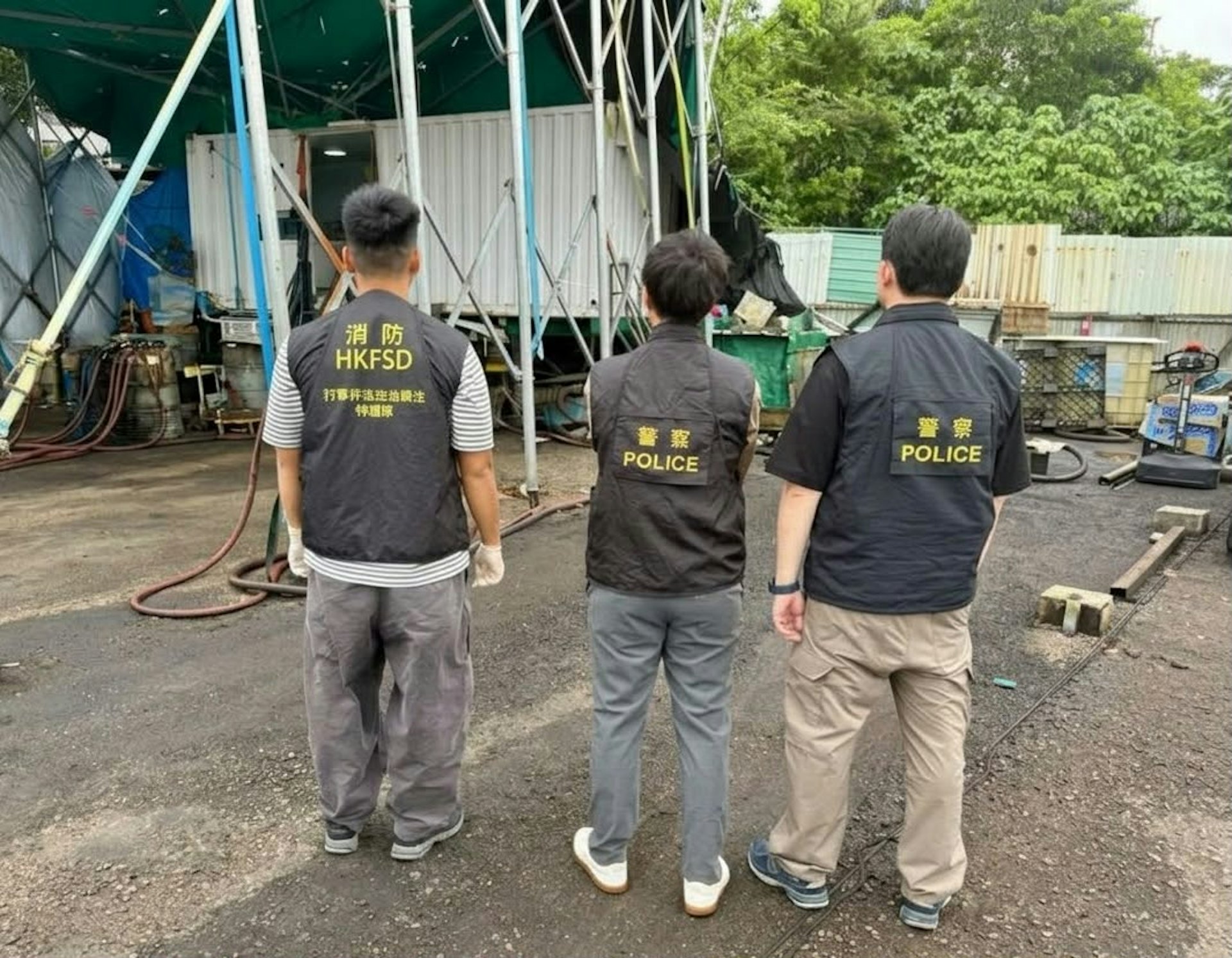 執法人員起獲加油工具。截查一名70歲男子。