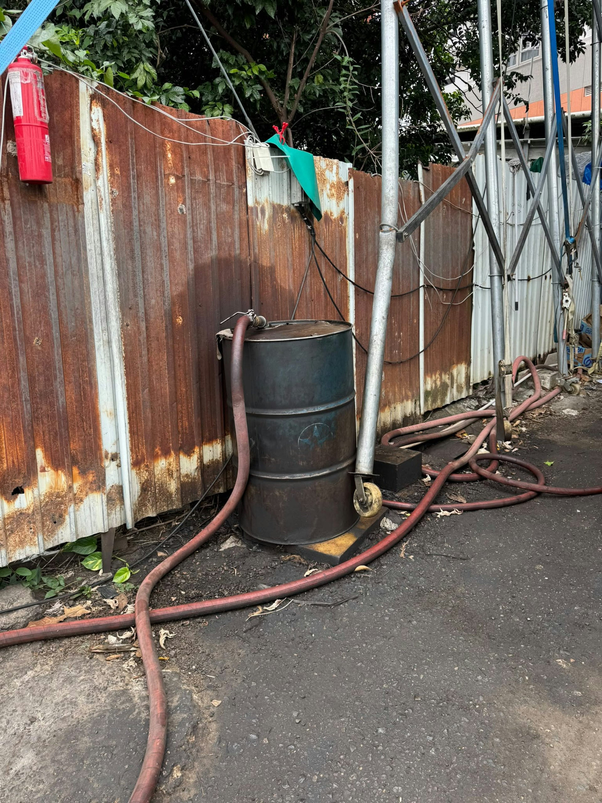 執法人員起獲加油工具。