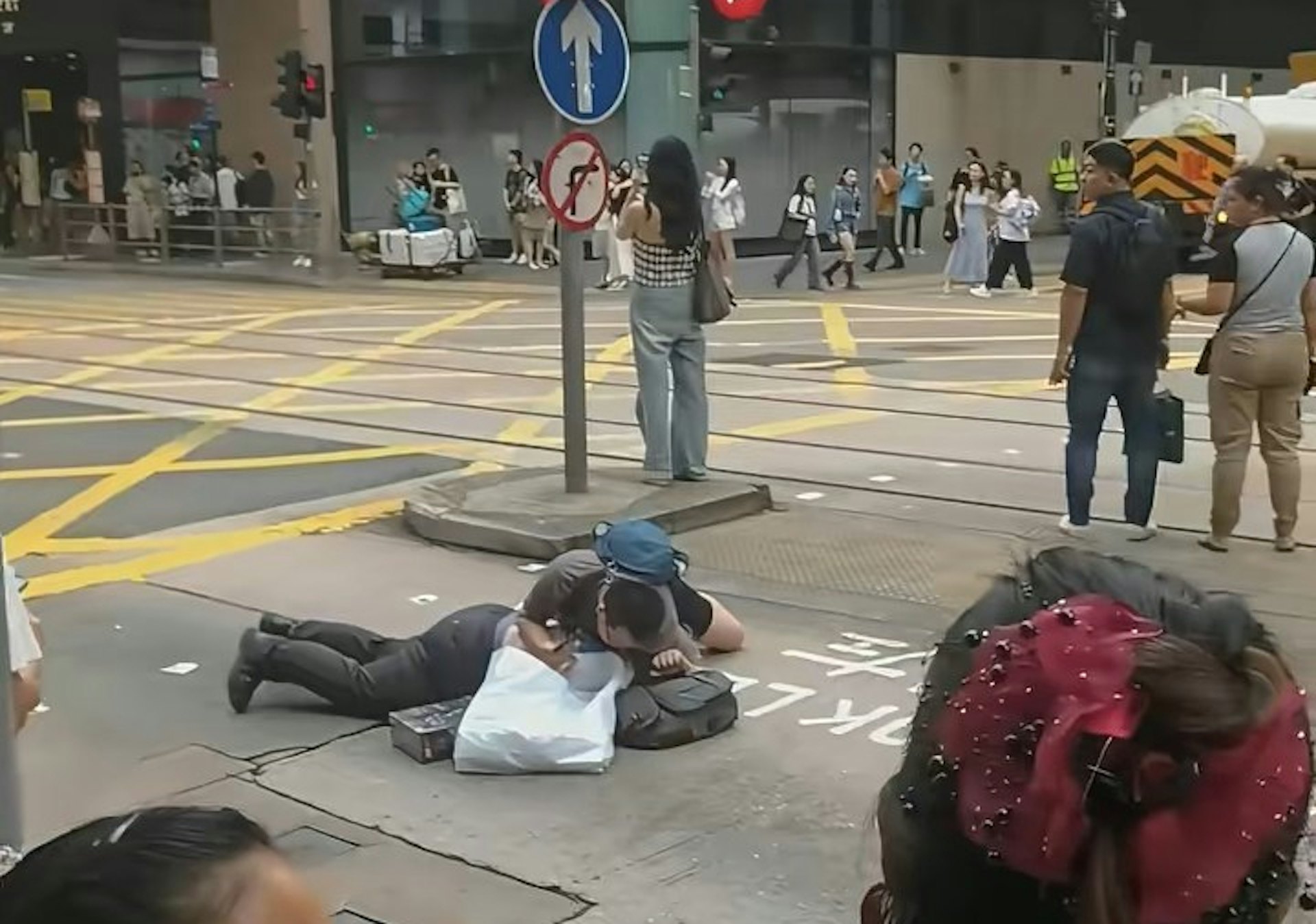 中环街头惊现激烈冲突:两名男子疑因下车碰撞互殴,一人被警方当场压制 中环街头惊现激烈冲突:两名男子疑因下车碰撞互殴,一人被警方当场压制