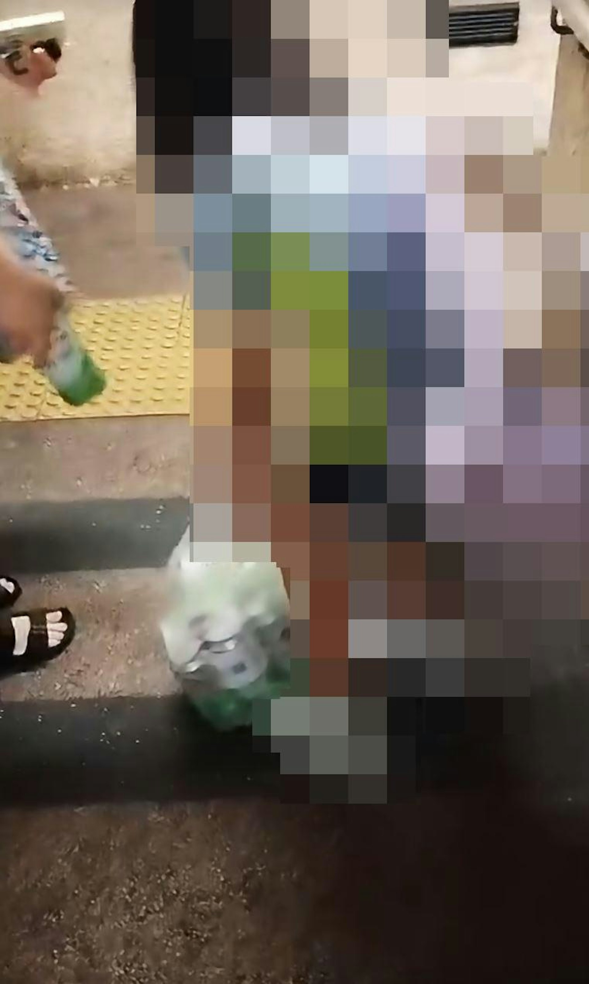 女途人彎腰為女童拾起啤酒,「我幫你啦,書包都甩啦」、「等姨姨幫你」。