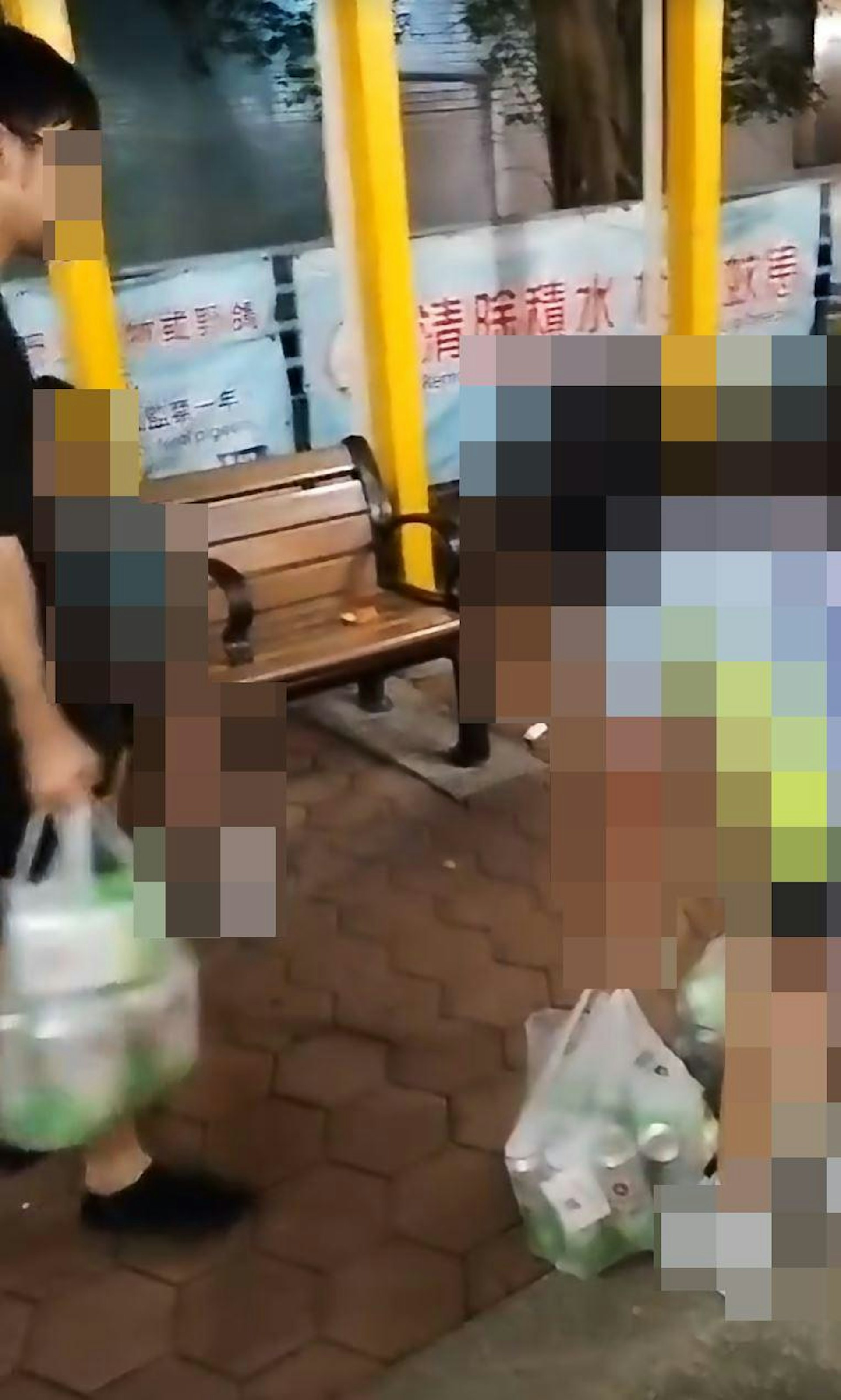 前方有一名成年男子左手拖住另一名年紀更小的男童,右手持有一袋啤酒,同場亦有另一名身穿校服的女童,但年齡目測比手持啤酒的女童更小,女童再次將啤酒放在地下歇息。