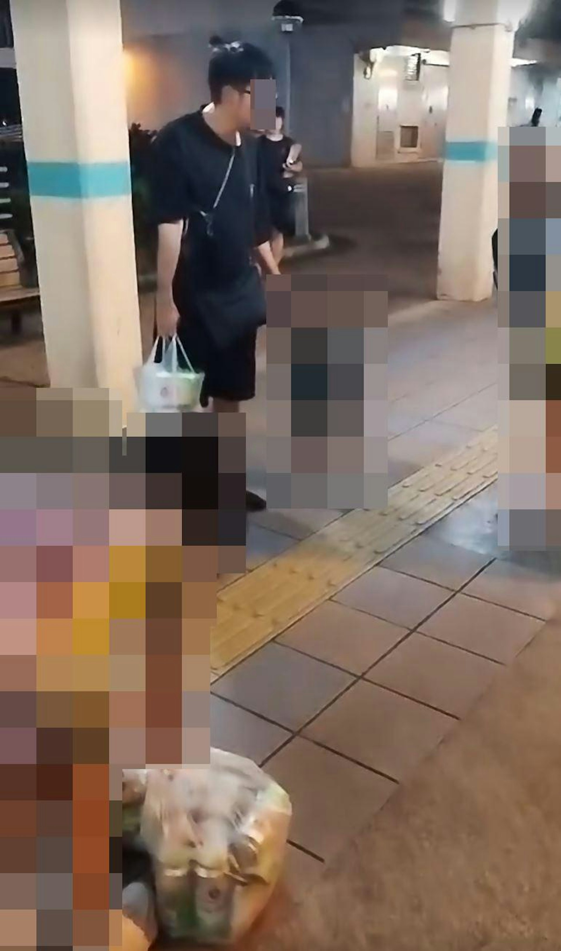 女途人質疑「啲啤酒佢飲㗎咩?啲啤酒係你飲下話」,女童回答「我媽咪飲」,女途人繼續質疑為何無人幫手,「咁樣係咪虐兒?」,相信是胞妹回應「媽咪有長期病」,女童再次將啤酒放在地下休息。
