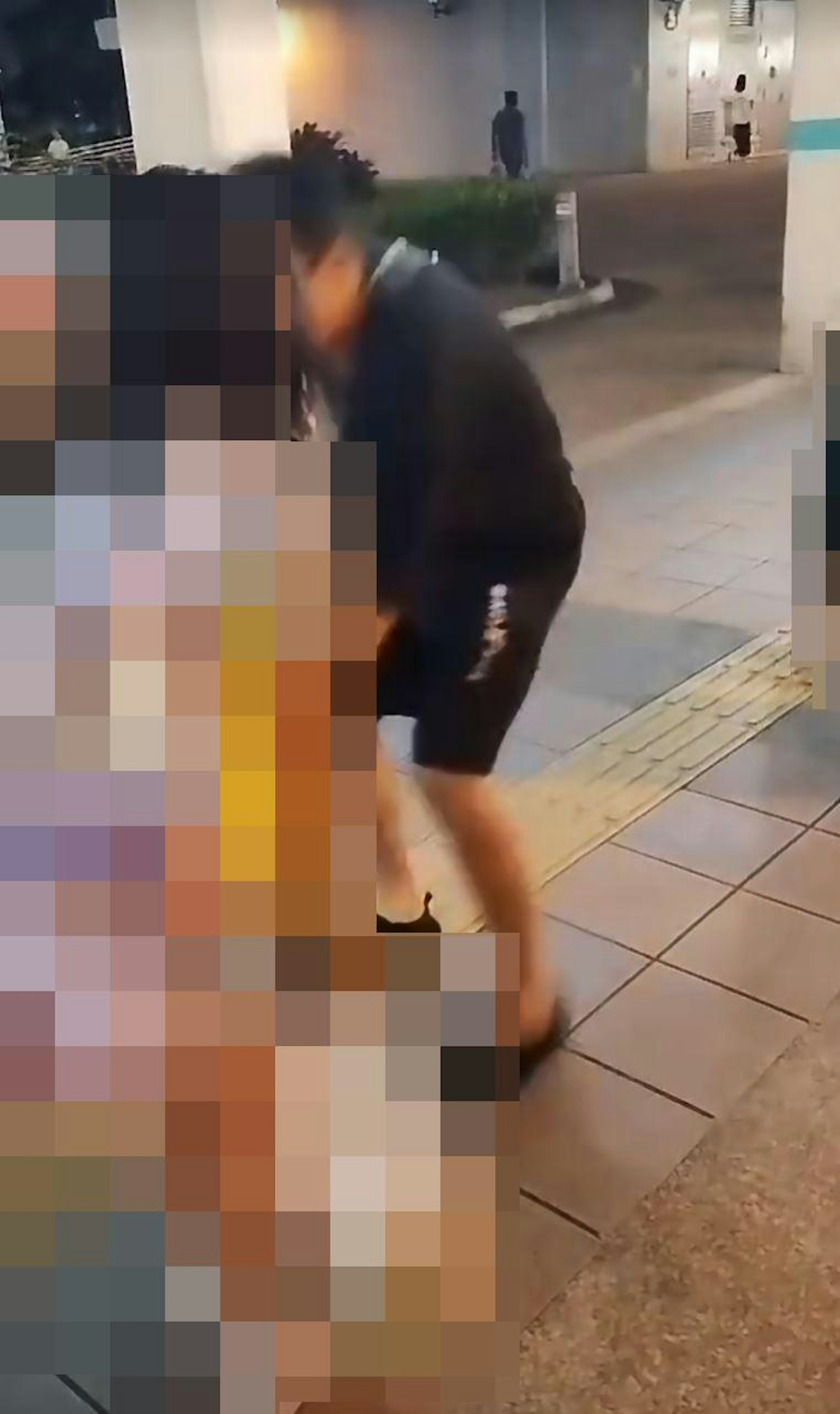 男子一度望住女童,然後指示幼女拖住幼子,自己衝去搶走一袋啤酒,繼而拔足狂走。