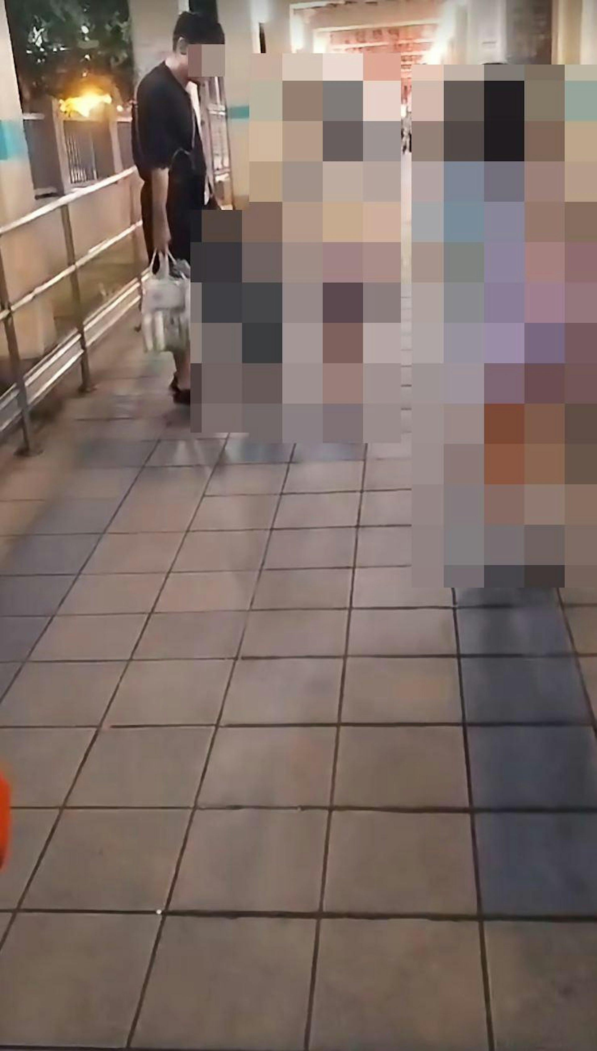 眾人目送一家四口離開。