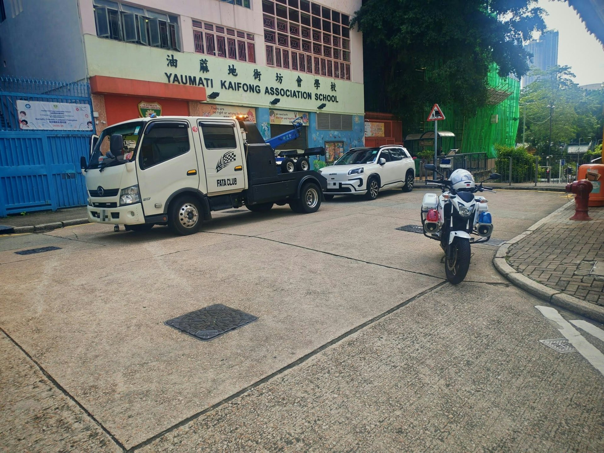 警方拖走對交通造成嚴重阻塞的車輛。