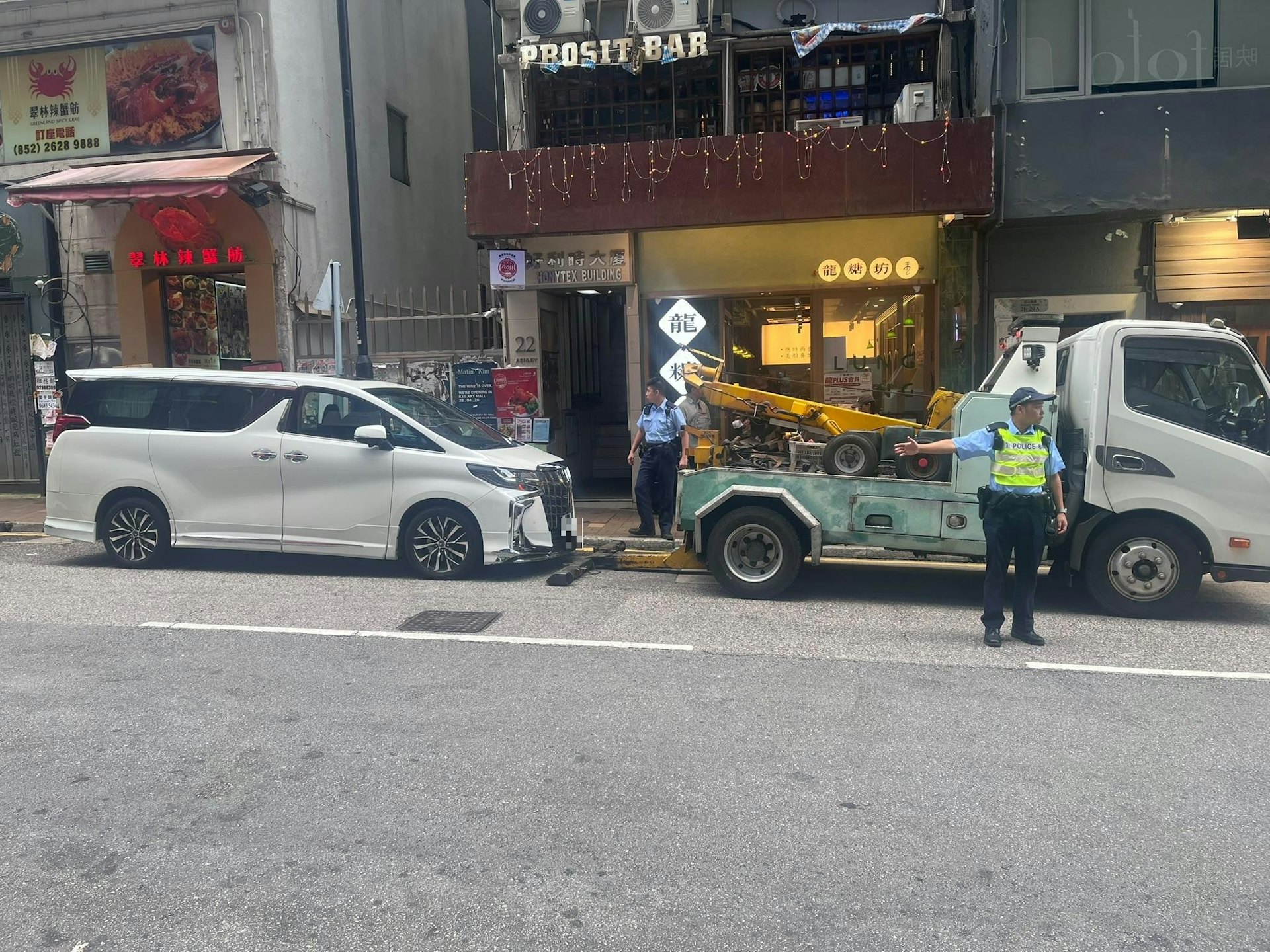 警方拖走對交通造成嚴重阻塞的車輛。