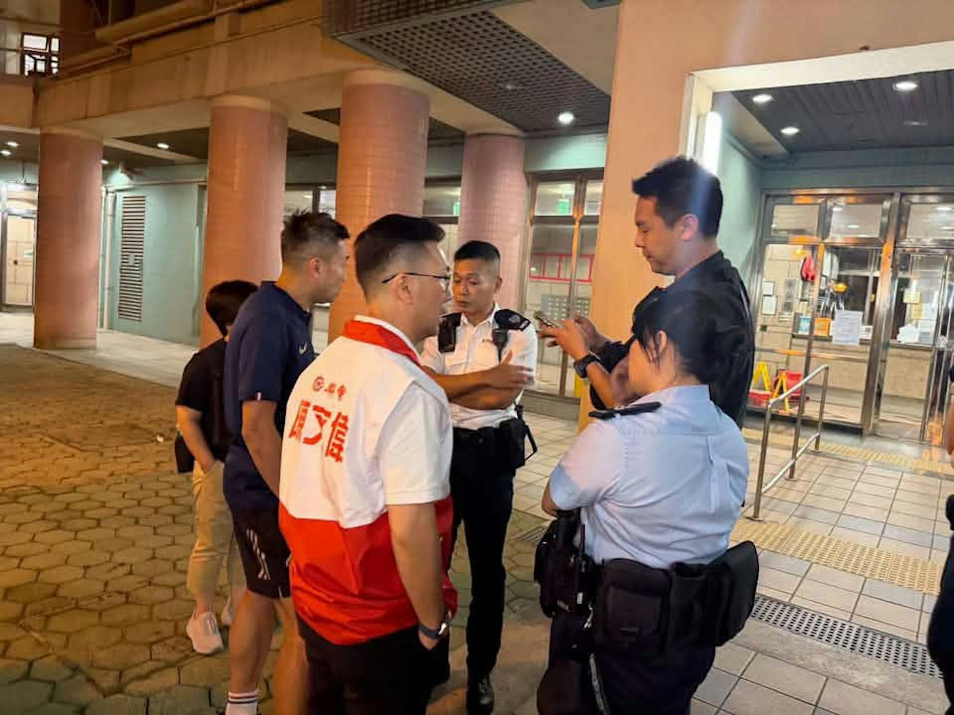 區議員陳文偉聯同警方和學校老師上門跟進。