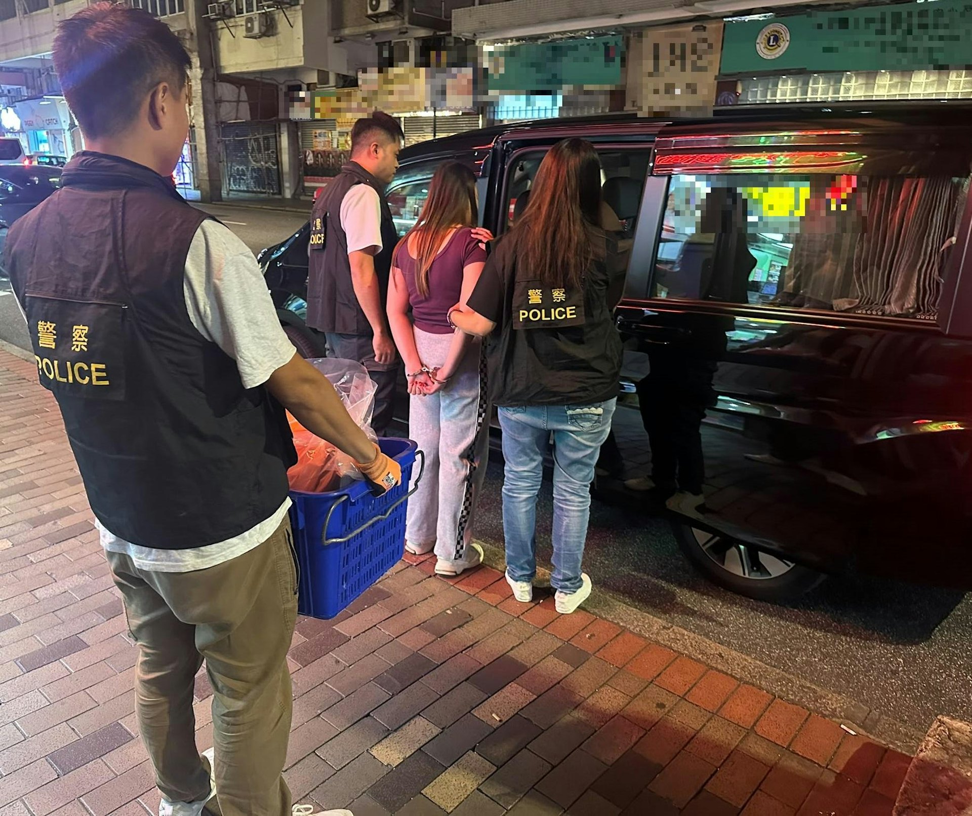 警員以涉嫌「販運危險藥物」拘捕該名38歲外籍女子,她現正被扣留調查,稍後將被暫控一項「販運危險藥物」罪。