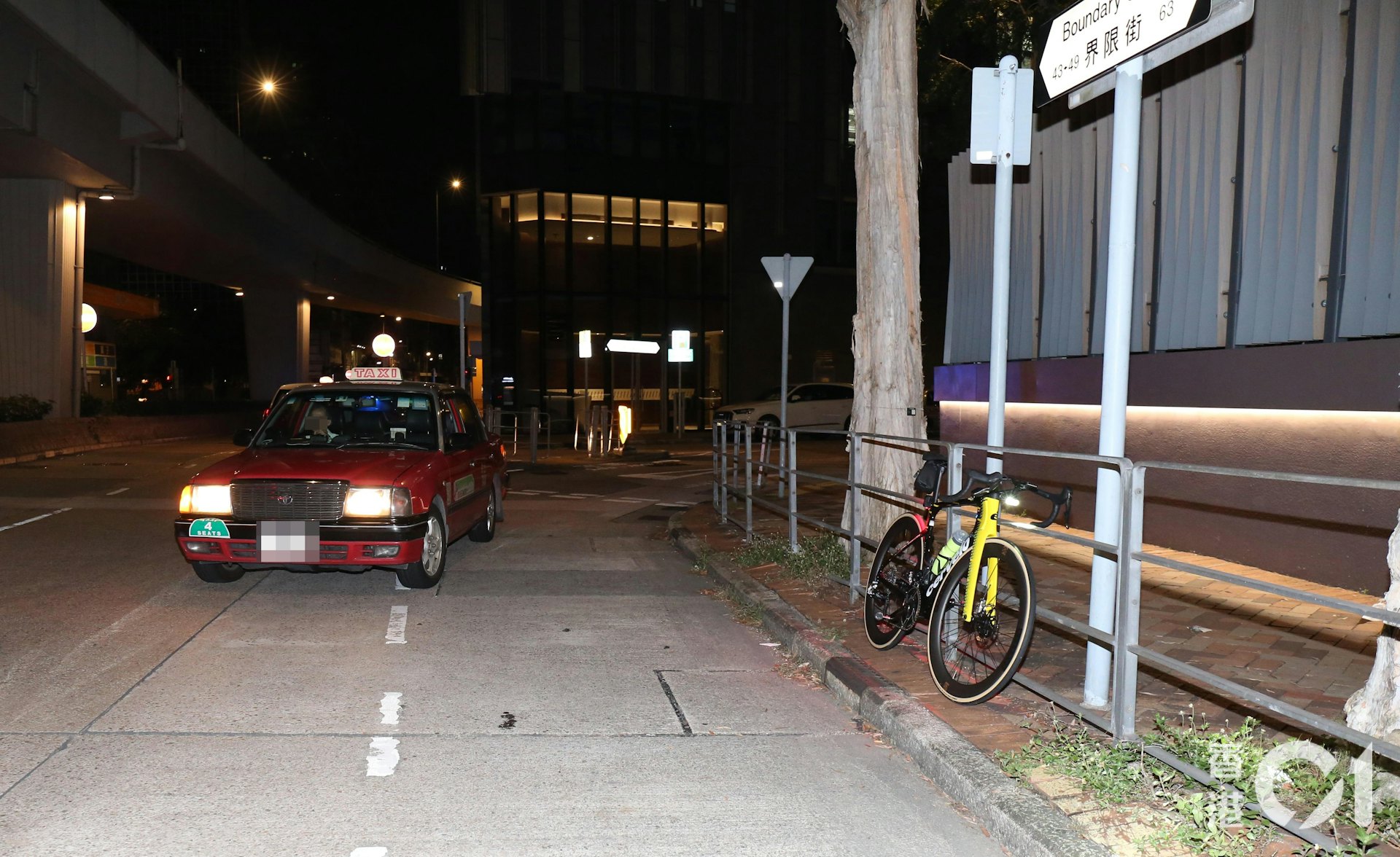太子的士與Cervélo頂級公路車碰撞,單車手輕傷送醫,司機配合調查 太子的士與Cervélo頂級公路車碰撞,單車手輕傷送醫,司機配合調查