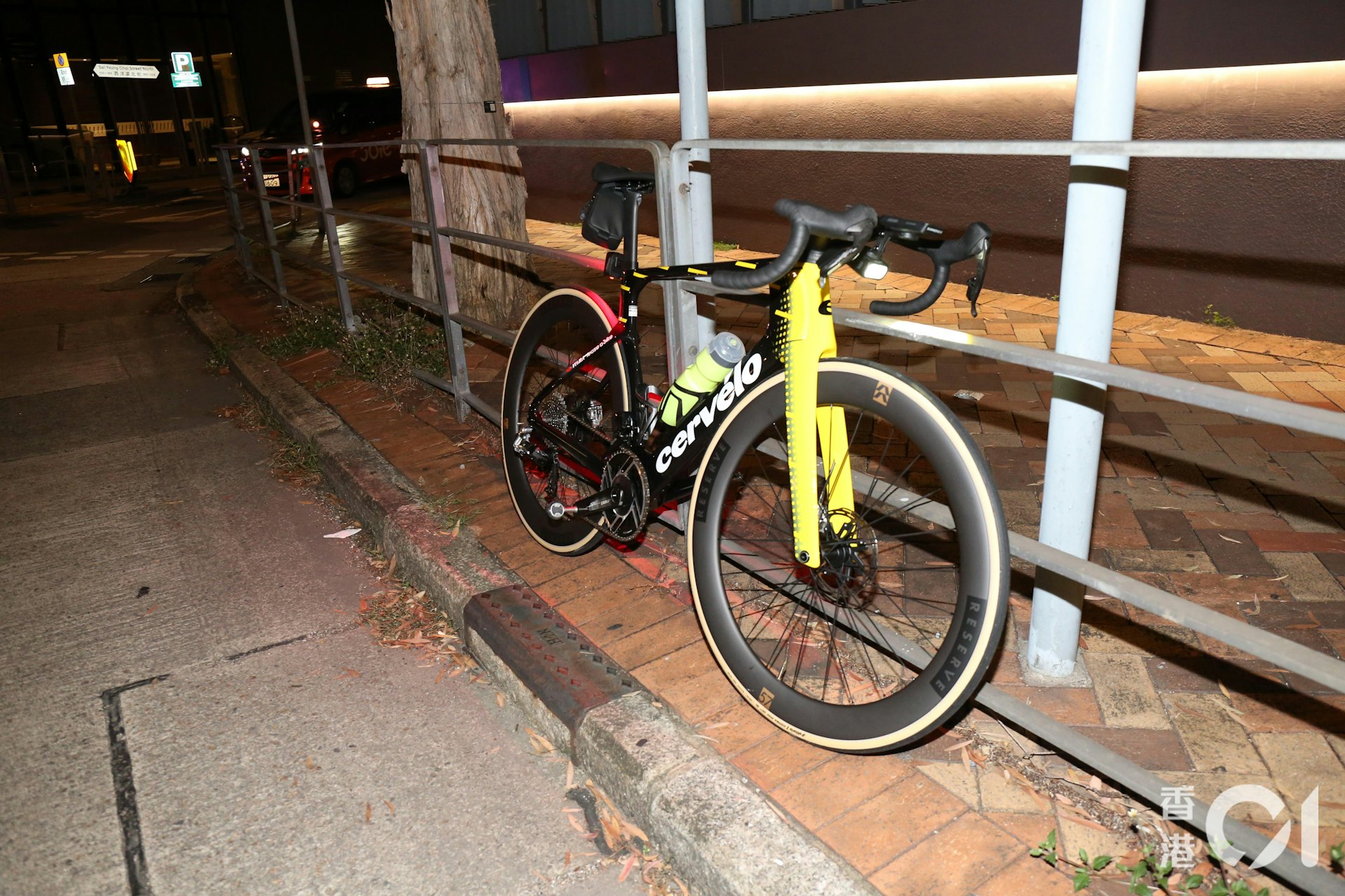 涉事單車則採用黑黃配色,車架清楚印有「Cervélo」字樣,相信屬於加拿大品牌Cervélo過往推出的S系列破風或氣動公路單車。