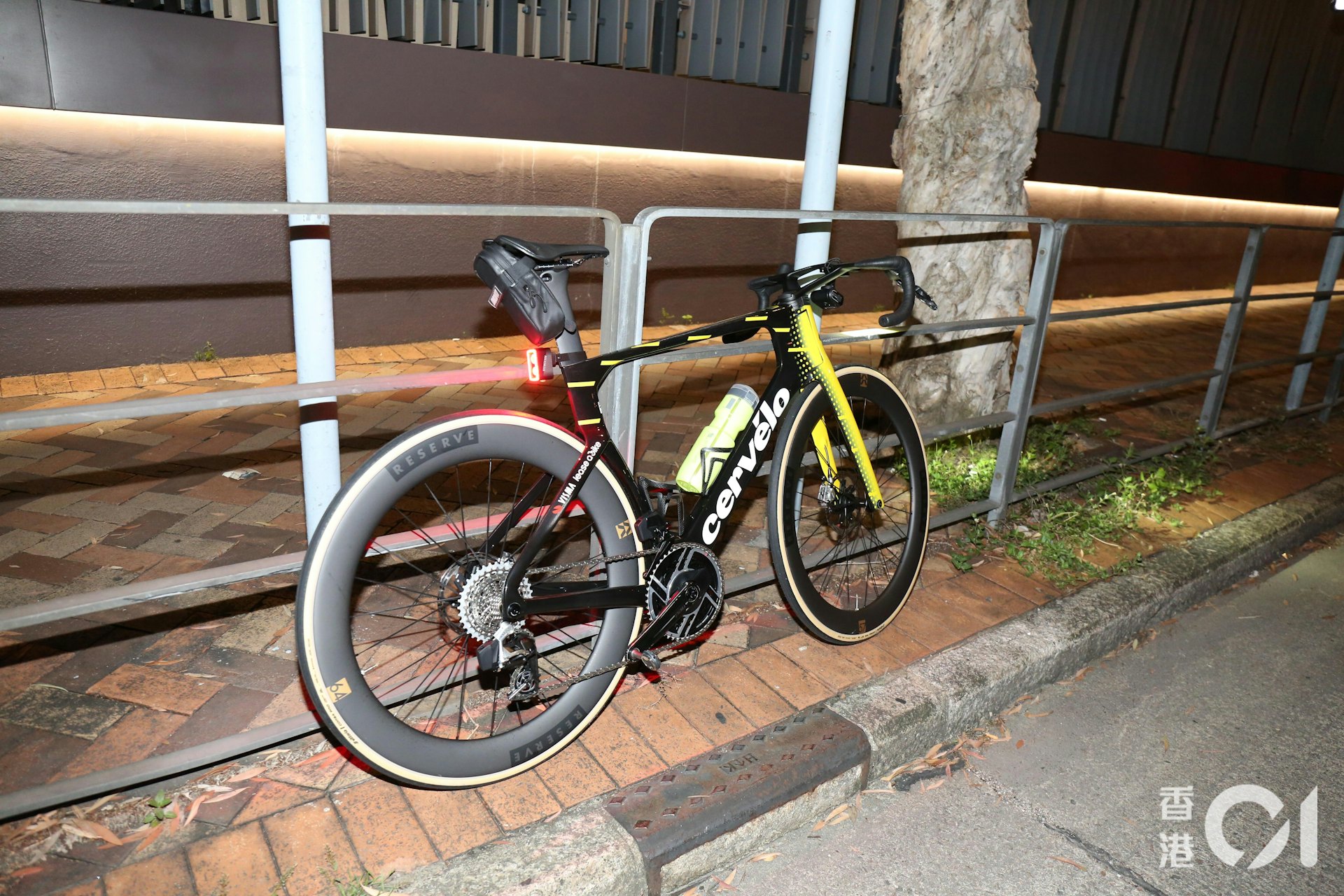 涉事單車則採用黑黃配色,車架清楚印有「Cervélo」字樣,相信屬於加拿大品牌Cervélo過往推出的S系列破風或氣動公路單車。