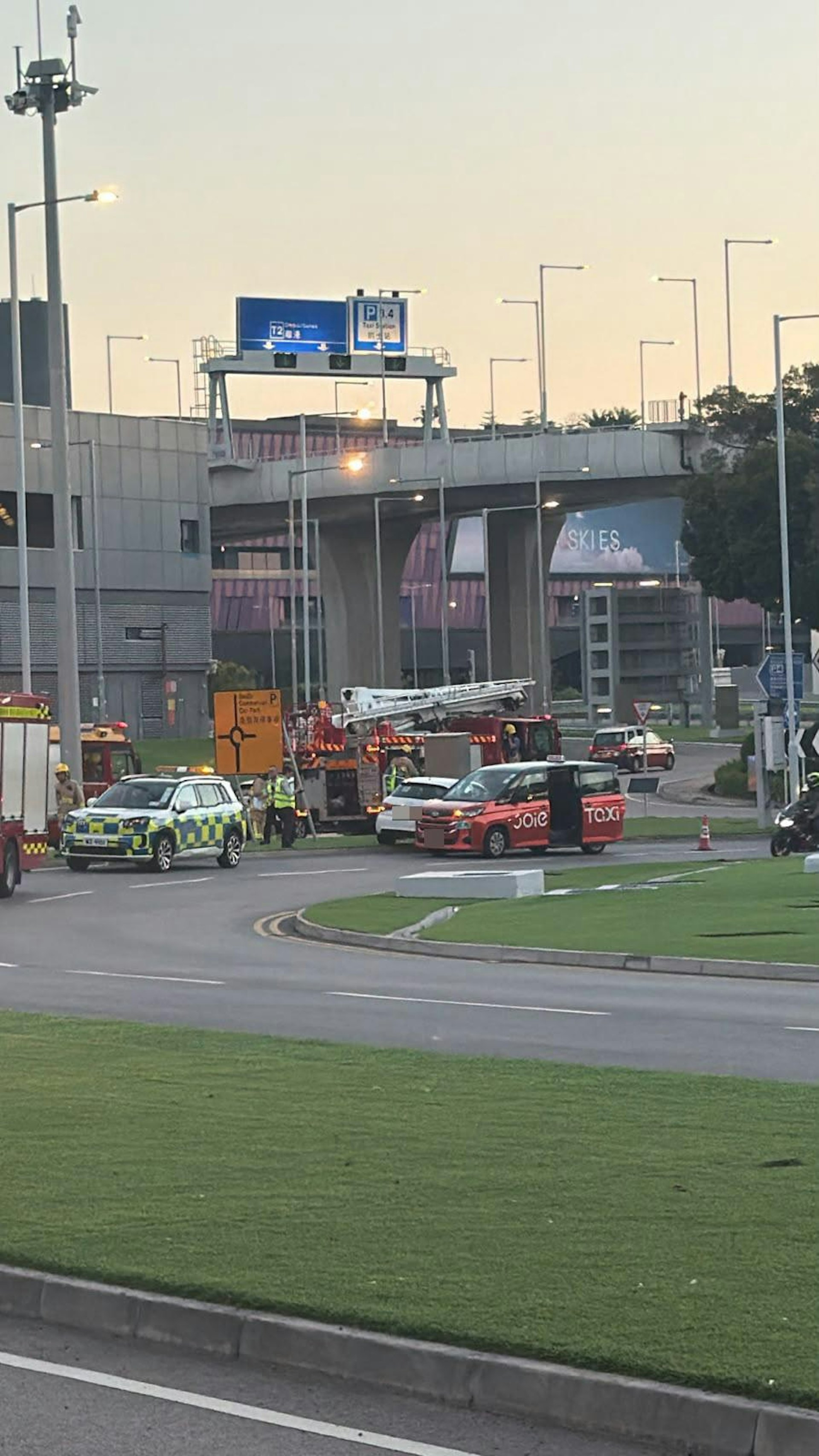 機場私家車疑逆行撞上的士 司機受傷送醫 機場私家車疑逆行撞上的士 司機受傷送醫