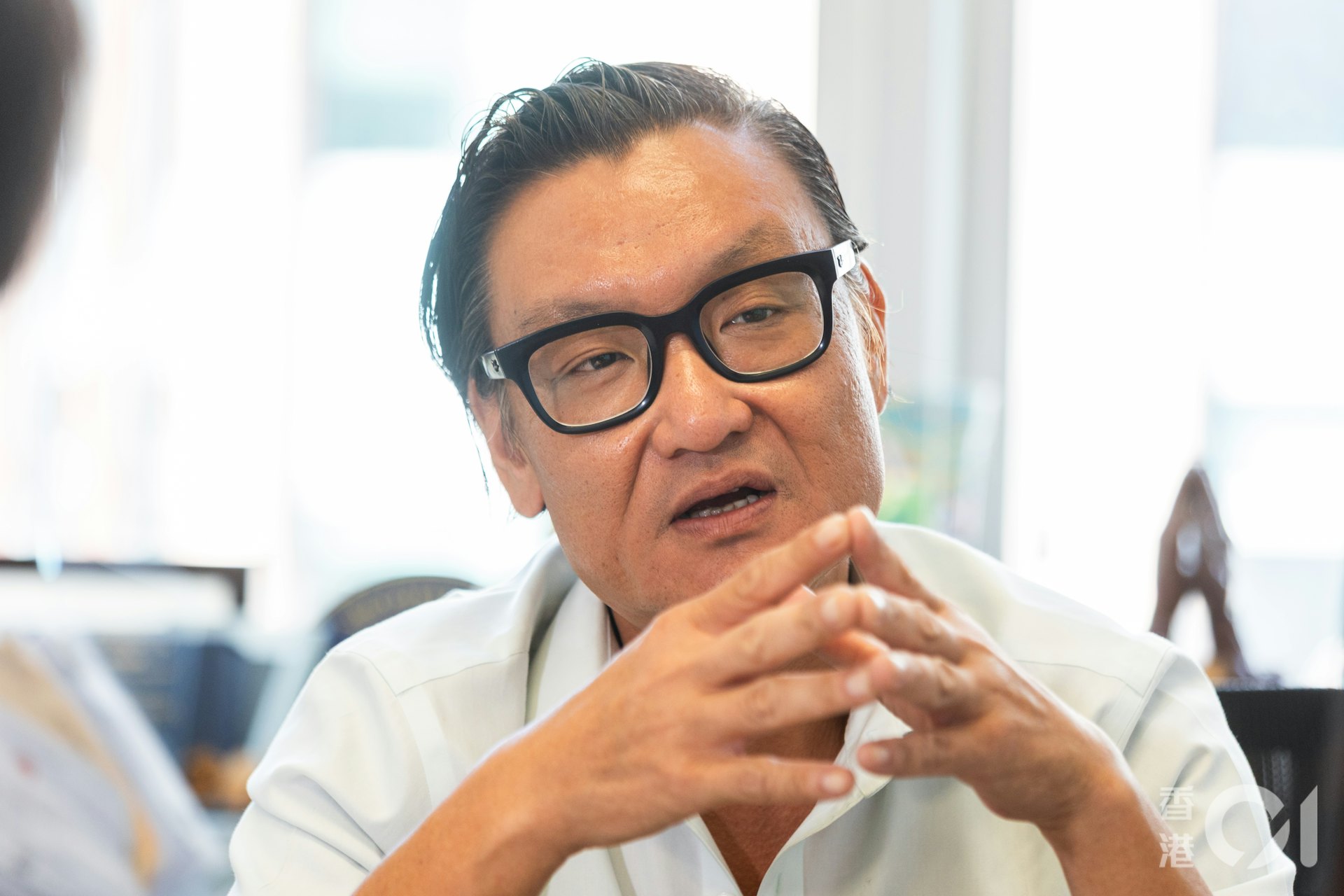 隨著AI智能普及,不少青少年習慣與AI對話,黃蔚澄團隊現正研發一個AI聊天室,當使用者在對話中提及自殺或抑鬱時,系統能即時運用「認知行為治療」對答,給予適當引導。