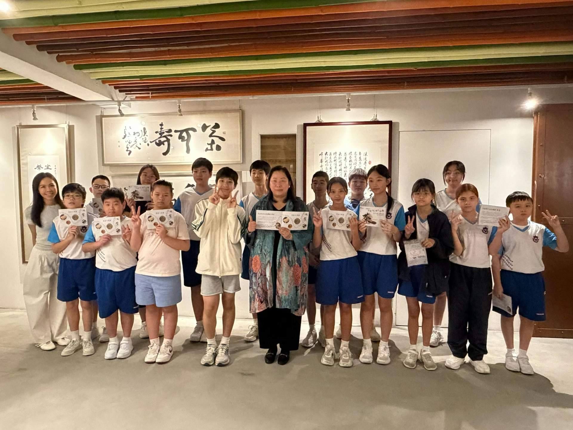 同學們先後穿梭於基地G樓至4樓之間,輪流體驗三大專題文化工作坊,全面探索中國茶的古今面貌。