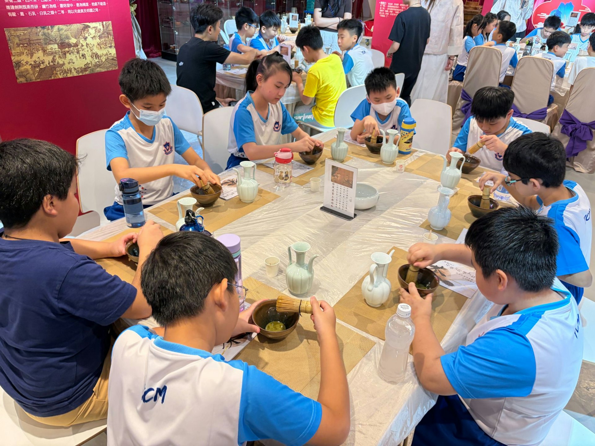 學生學習用茶筅嘗試擊打出綿密潔白的茶沫,在動態操作中領略古人以茶會友的情趣與精細手藝。